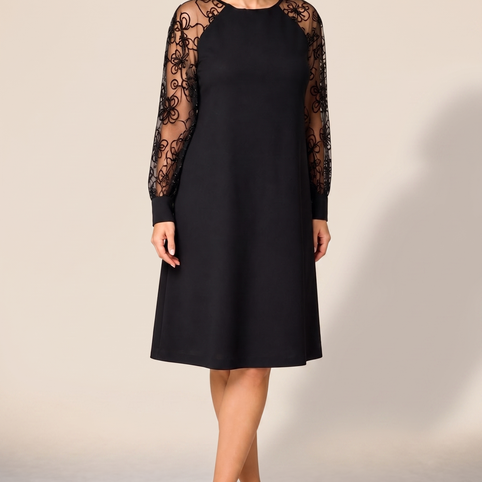 Vestido de noite feminino em fundo bege