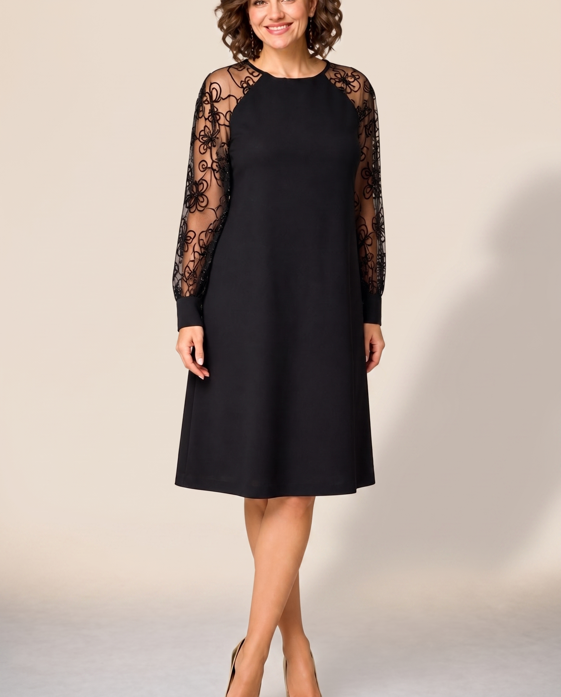 Vestido de noite feminino em fundo bege