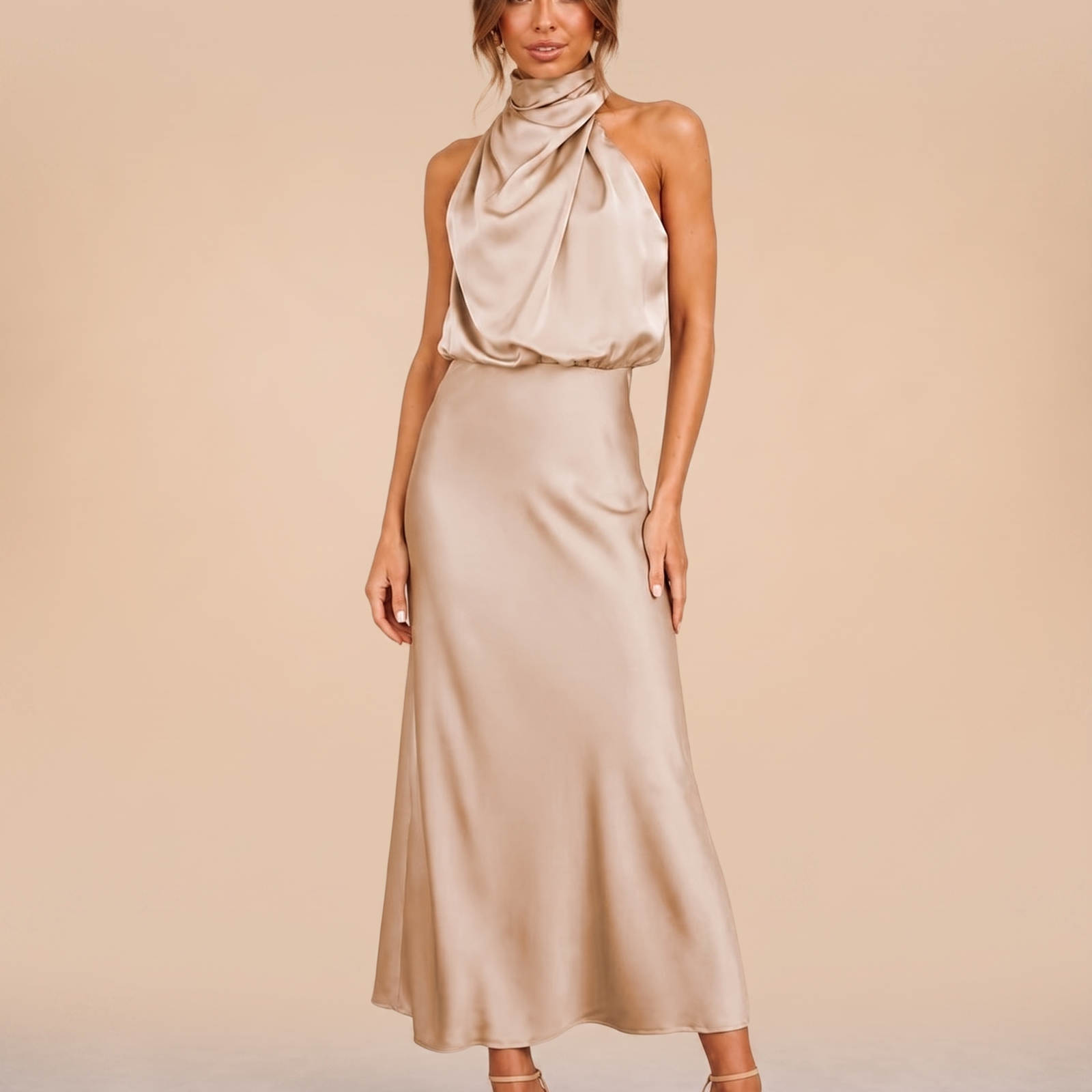 Vestido de noite feminino em fundo bege