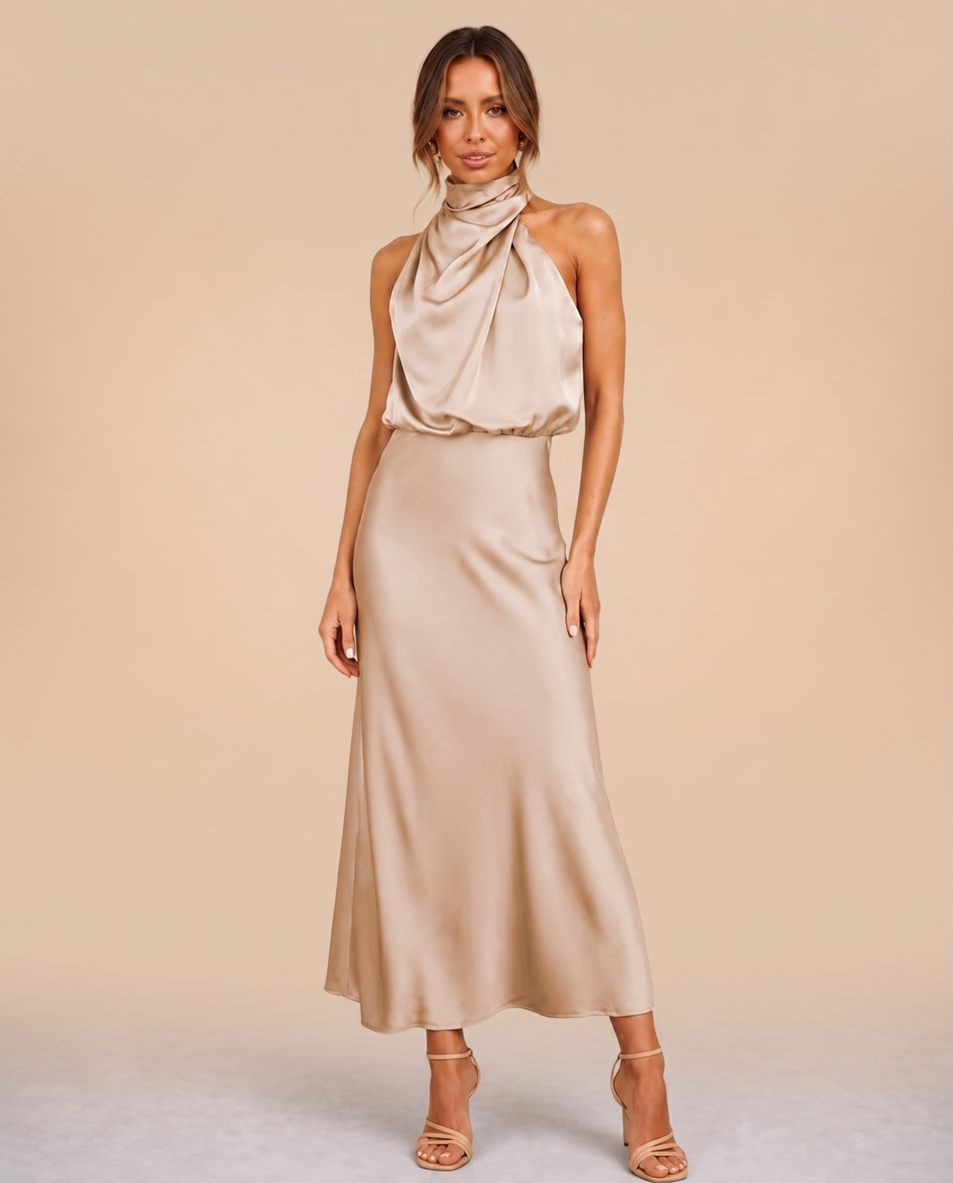 Vestido de noite feminino em fundo bege