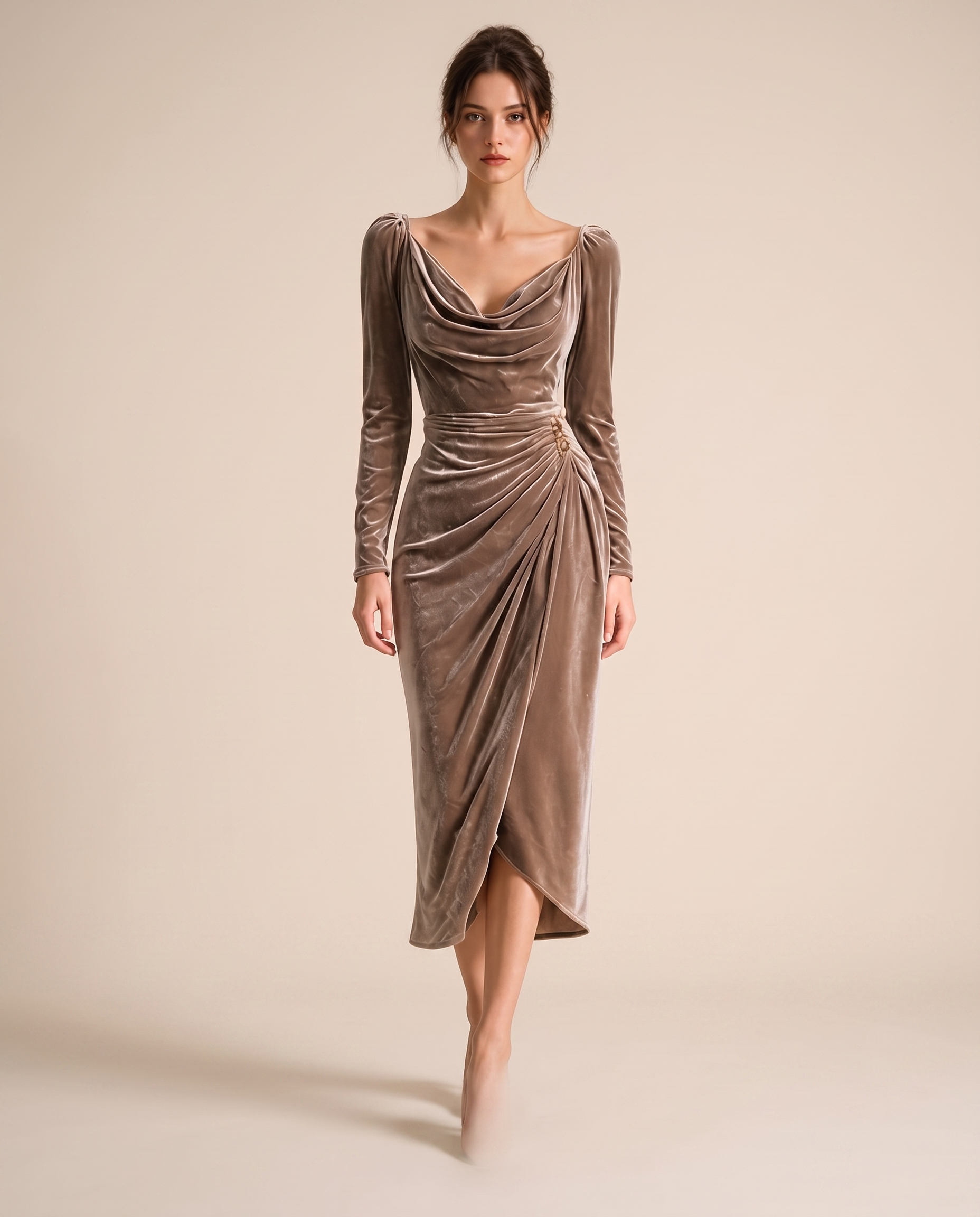 Abendkleid auf warmbeigem Hintergrund #E8DED2