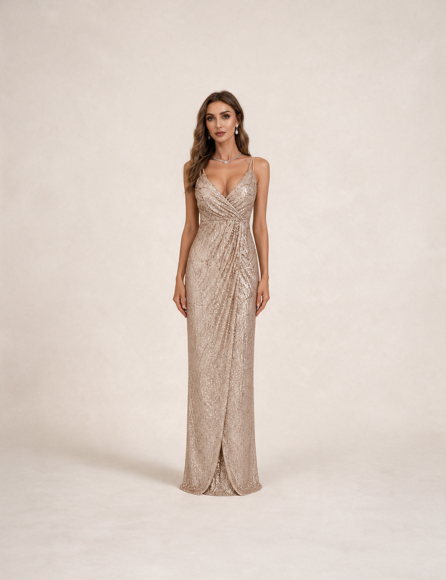 Modelo feminina a usar o vestido em fundo bege