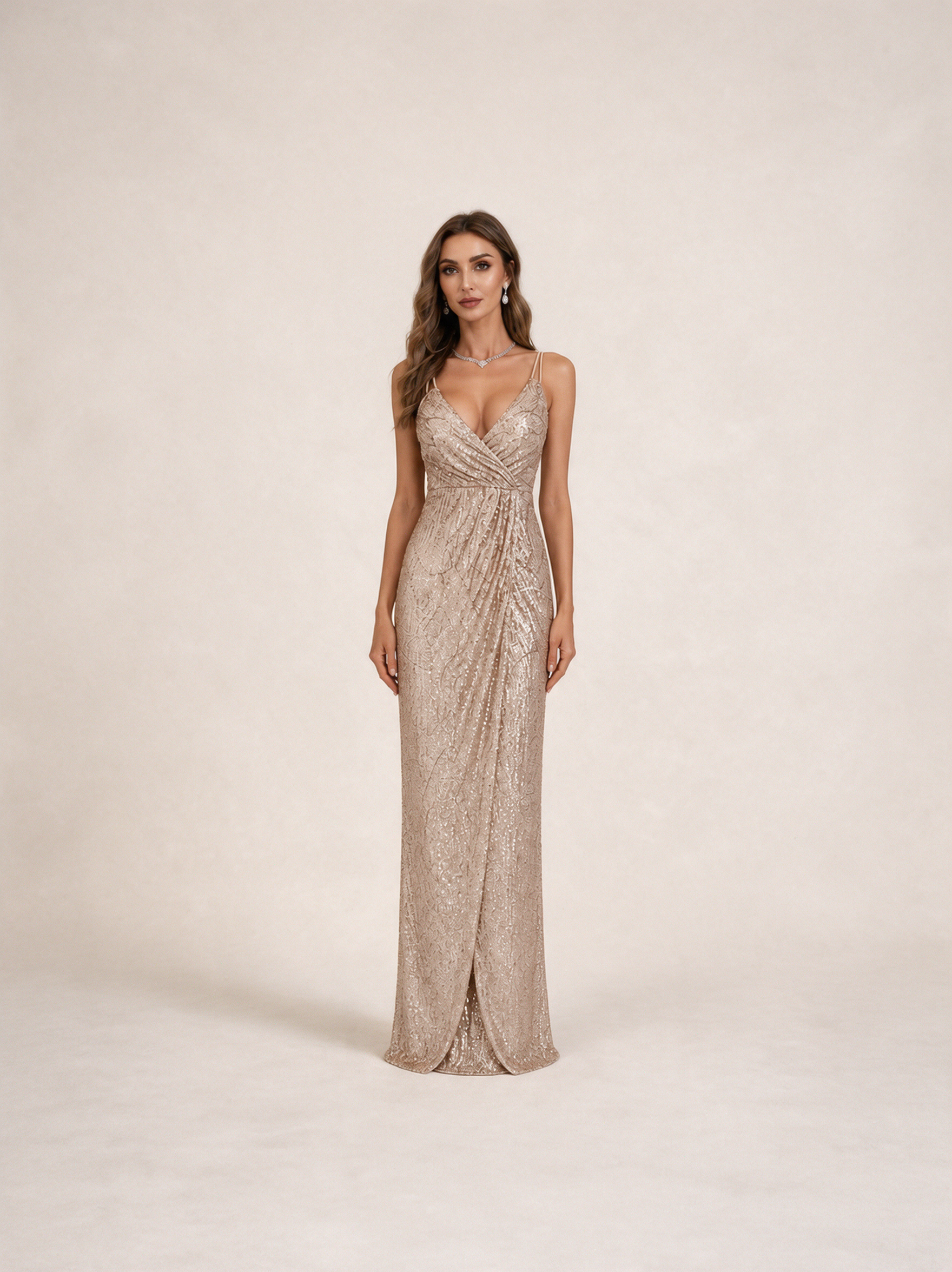 Modelo feminina a usar o vestido em fundo bege