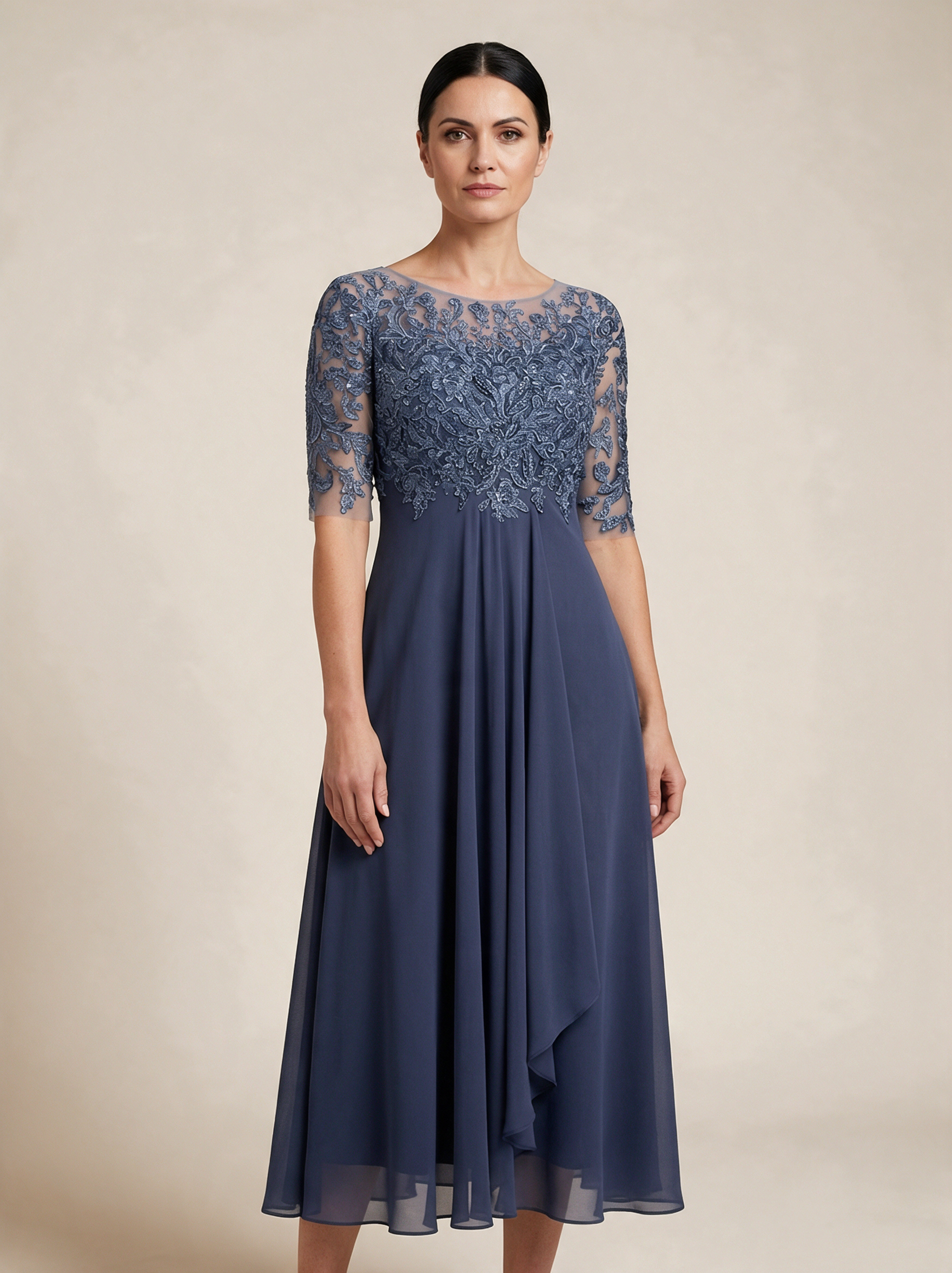 Modelo feminina a usar o vestido em fundo bege