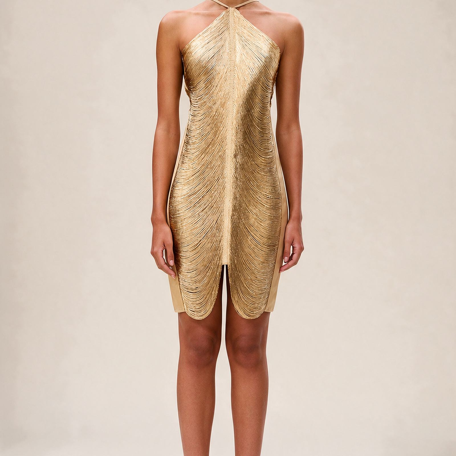Modelo feminina a usar o vestido em fundo bege