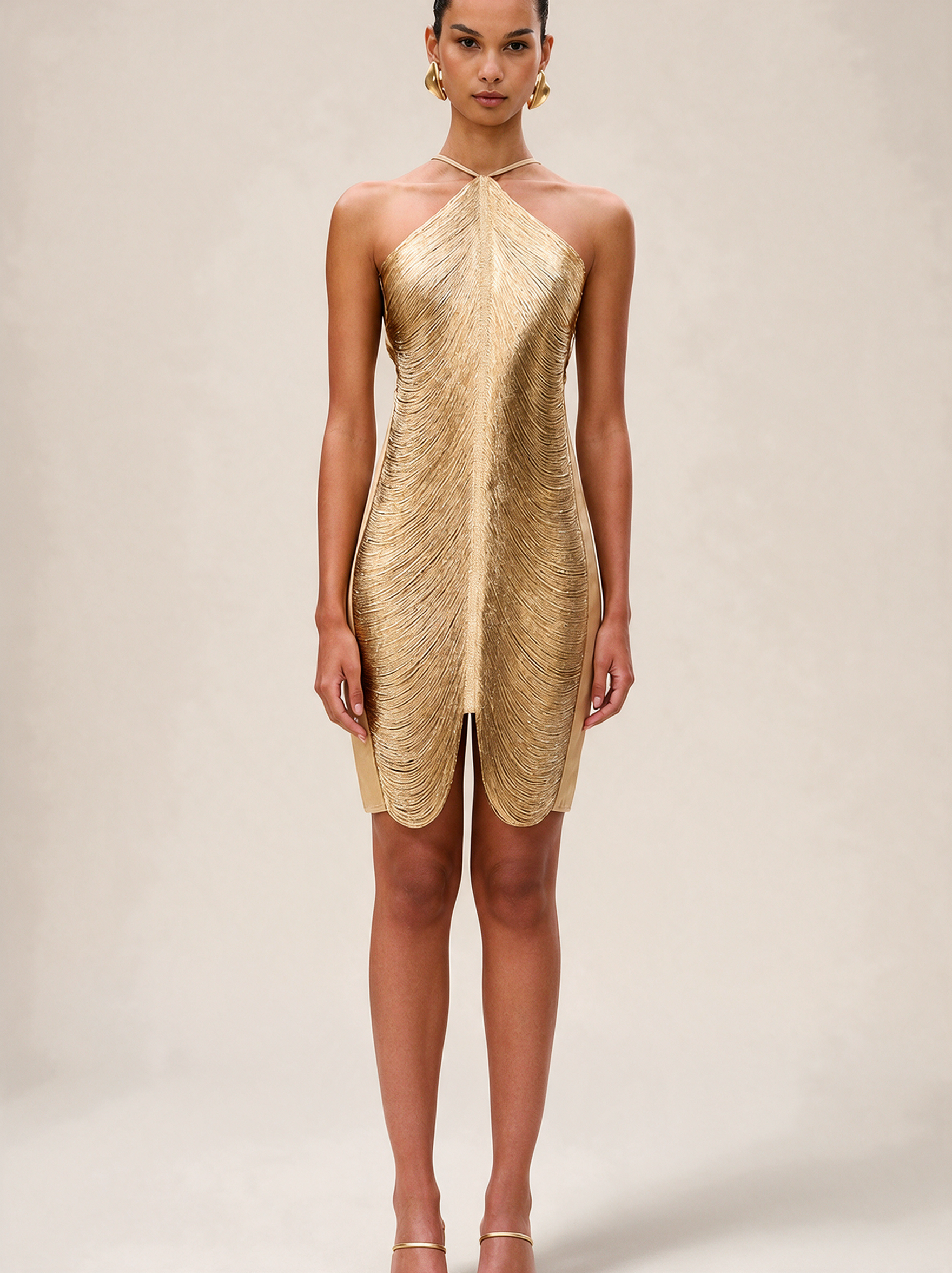 Modelo feminina a usar o vestido em fundo bege