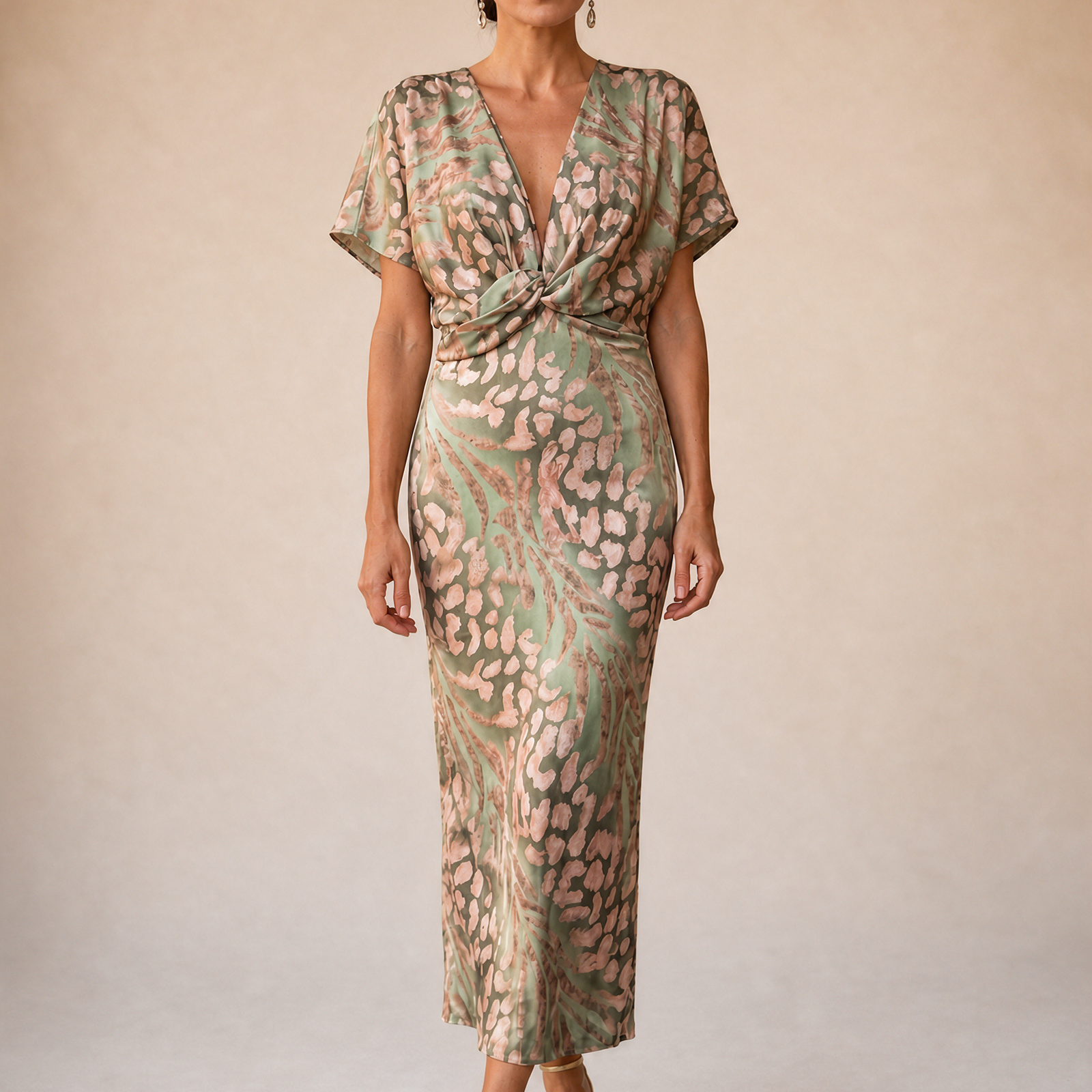 Emma Wien vestido 20 – Modelo feminina em fundo bege