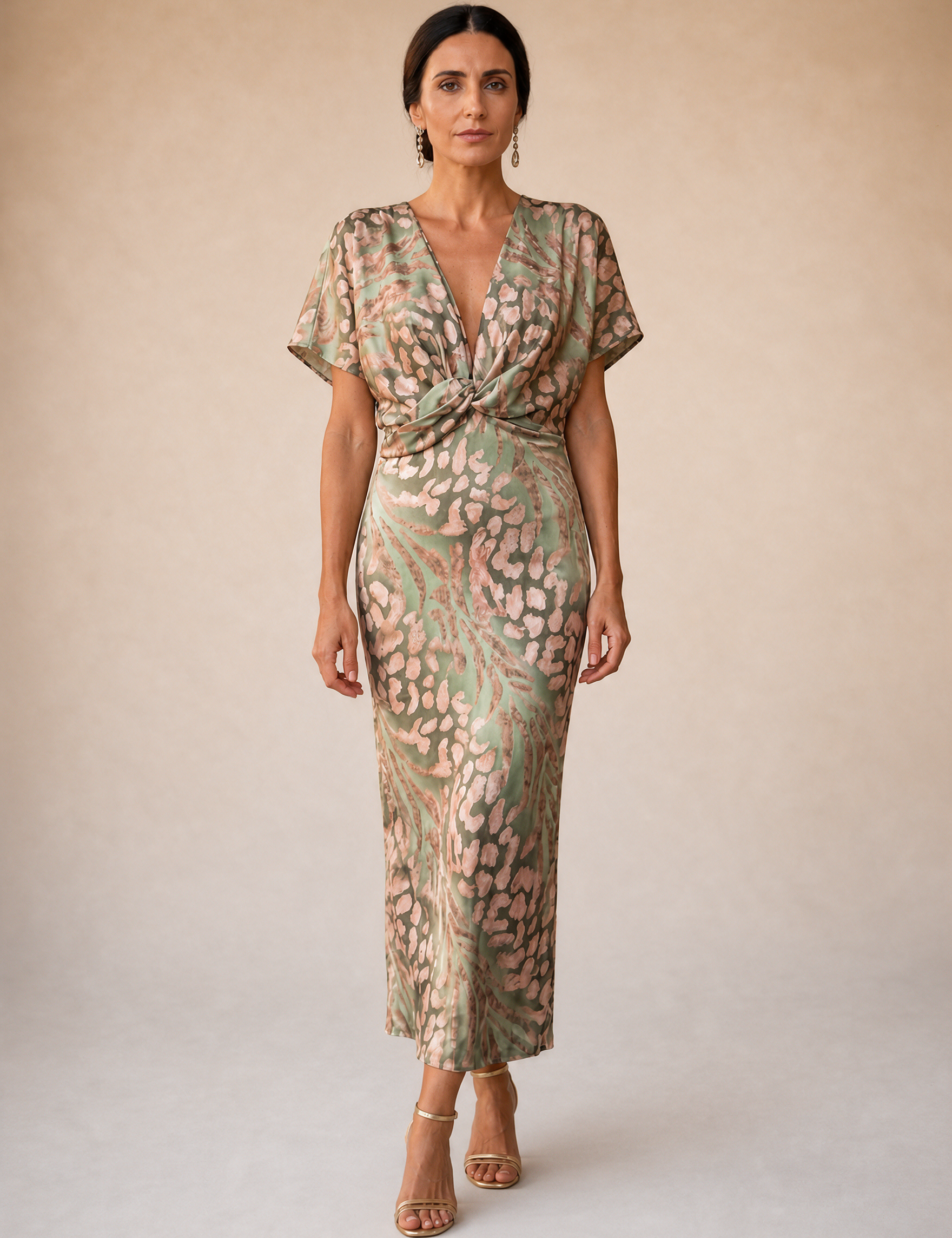 Emma Wien vestido 20 – Modelo feminina em fundo bege