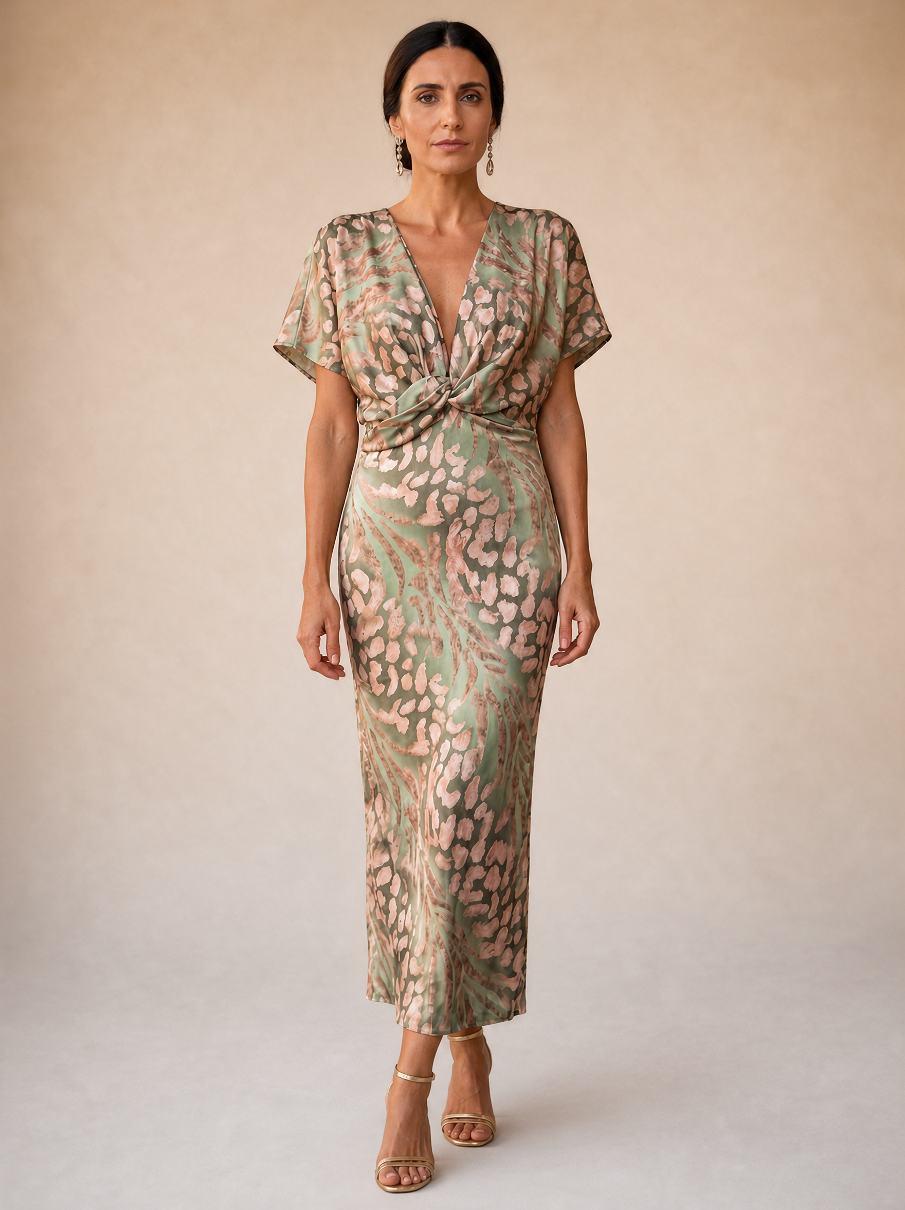 Emma Wien vestido 20 – Modelo feminina em fundo bege