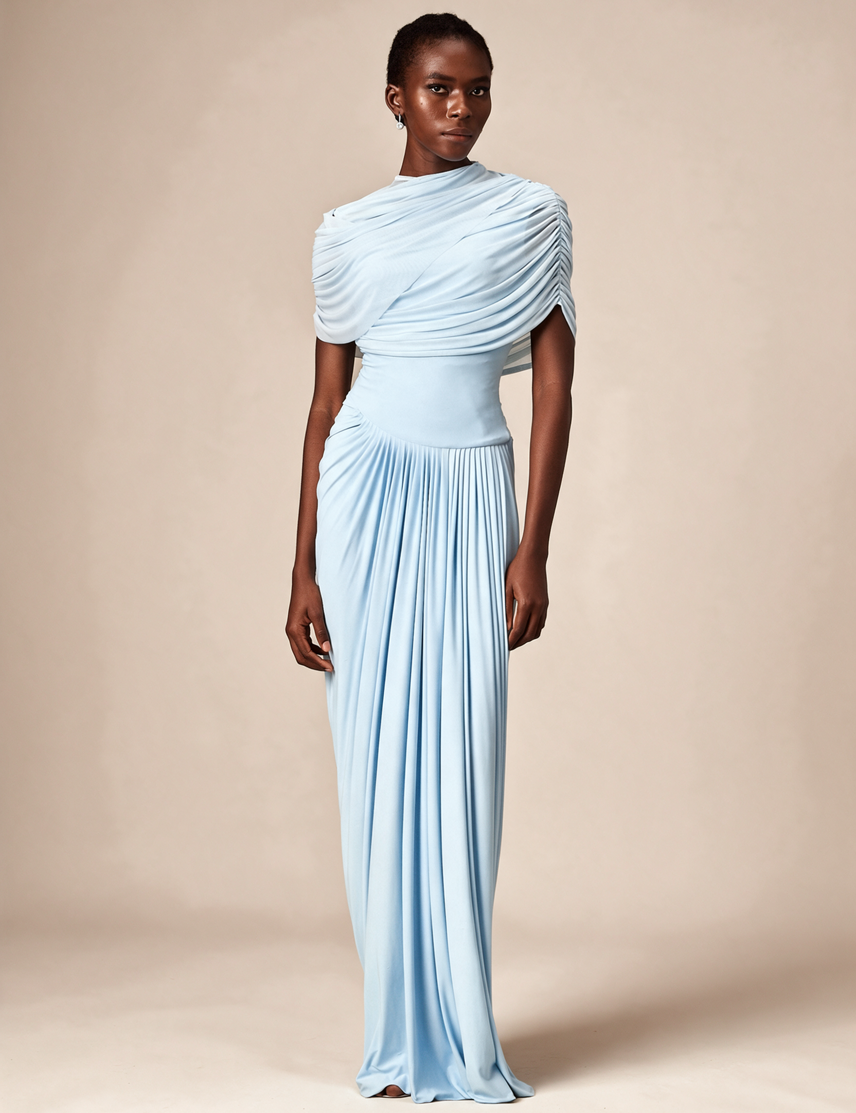 Emma Wien vestido 25 – Modelo feminina em fundo bege