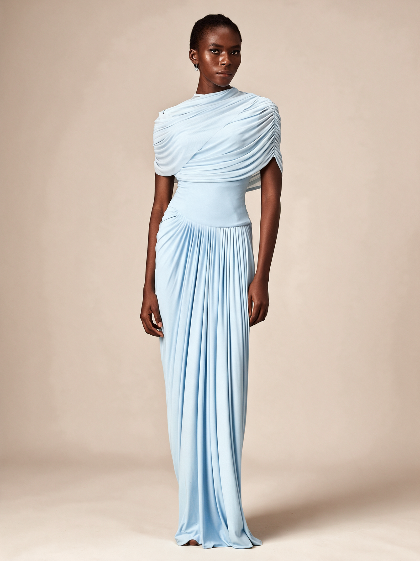 Emma Wien vestido 25 – Modelo feminina em fundo bege