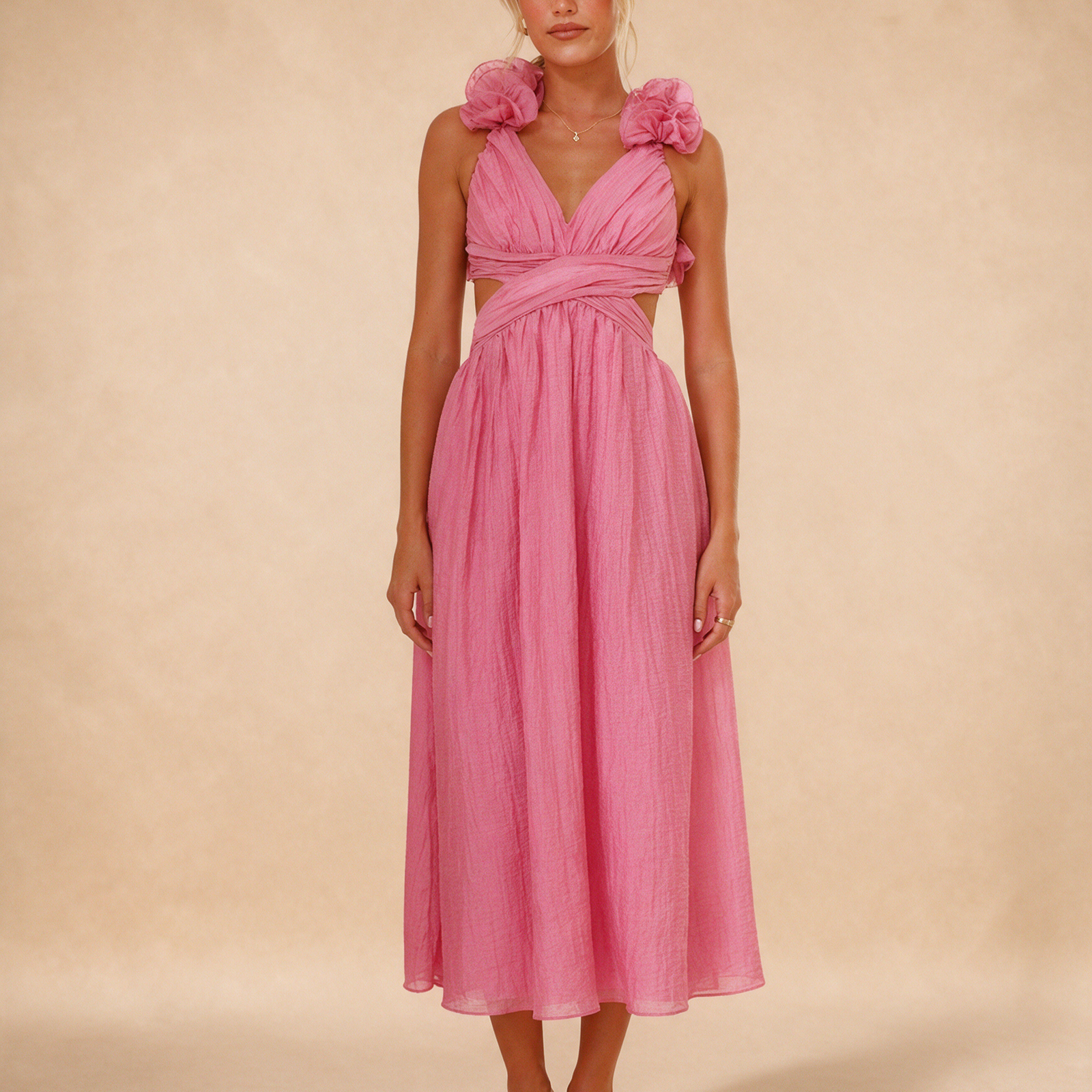 Modelo feminina a usar o vestido em fundo bege
