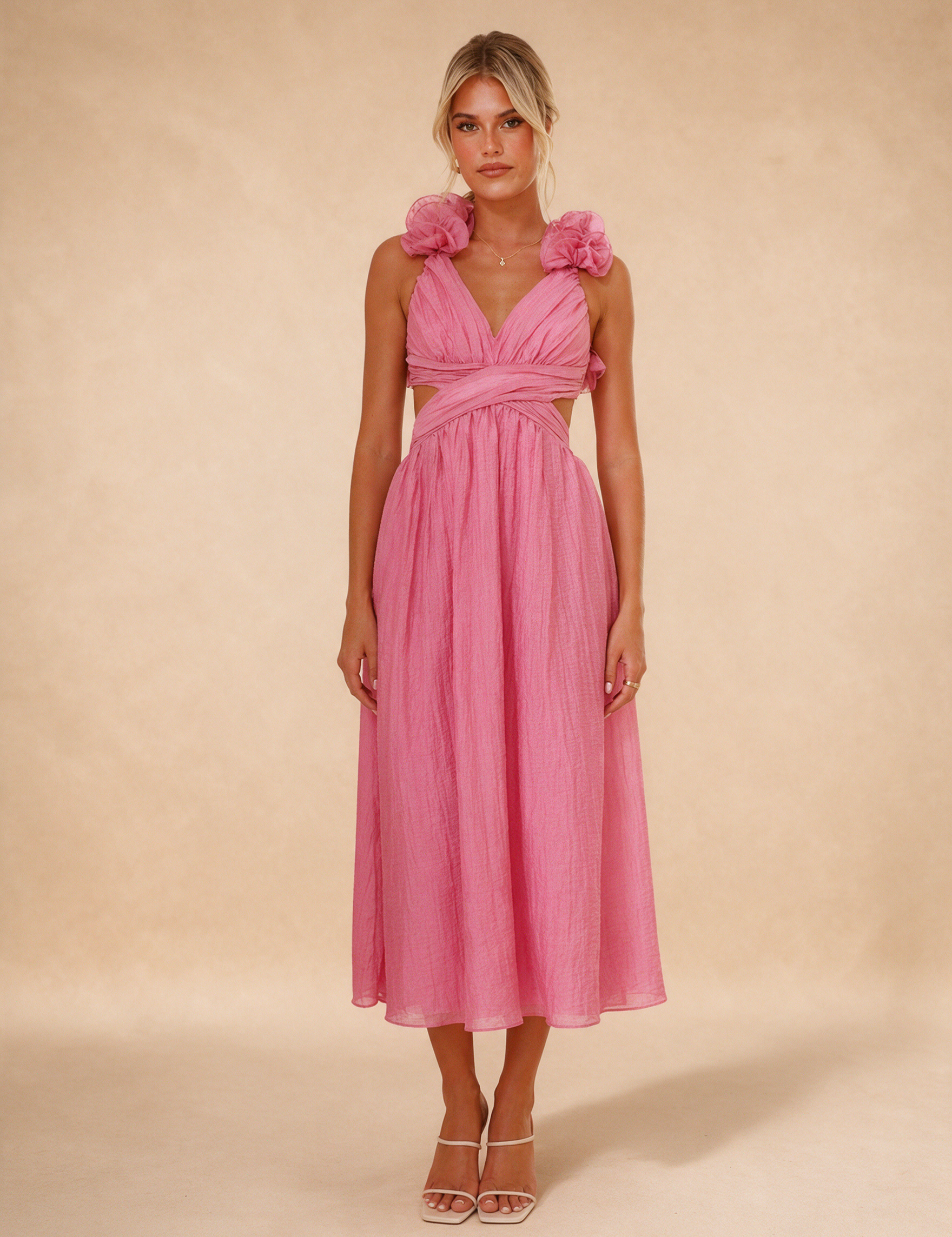 Modelo feminina a usar o vestido em fundo bege