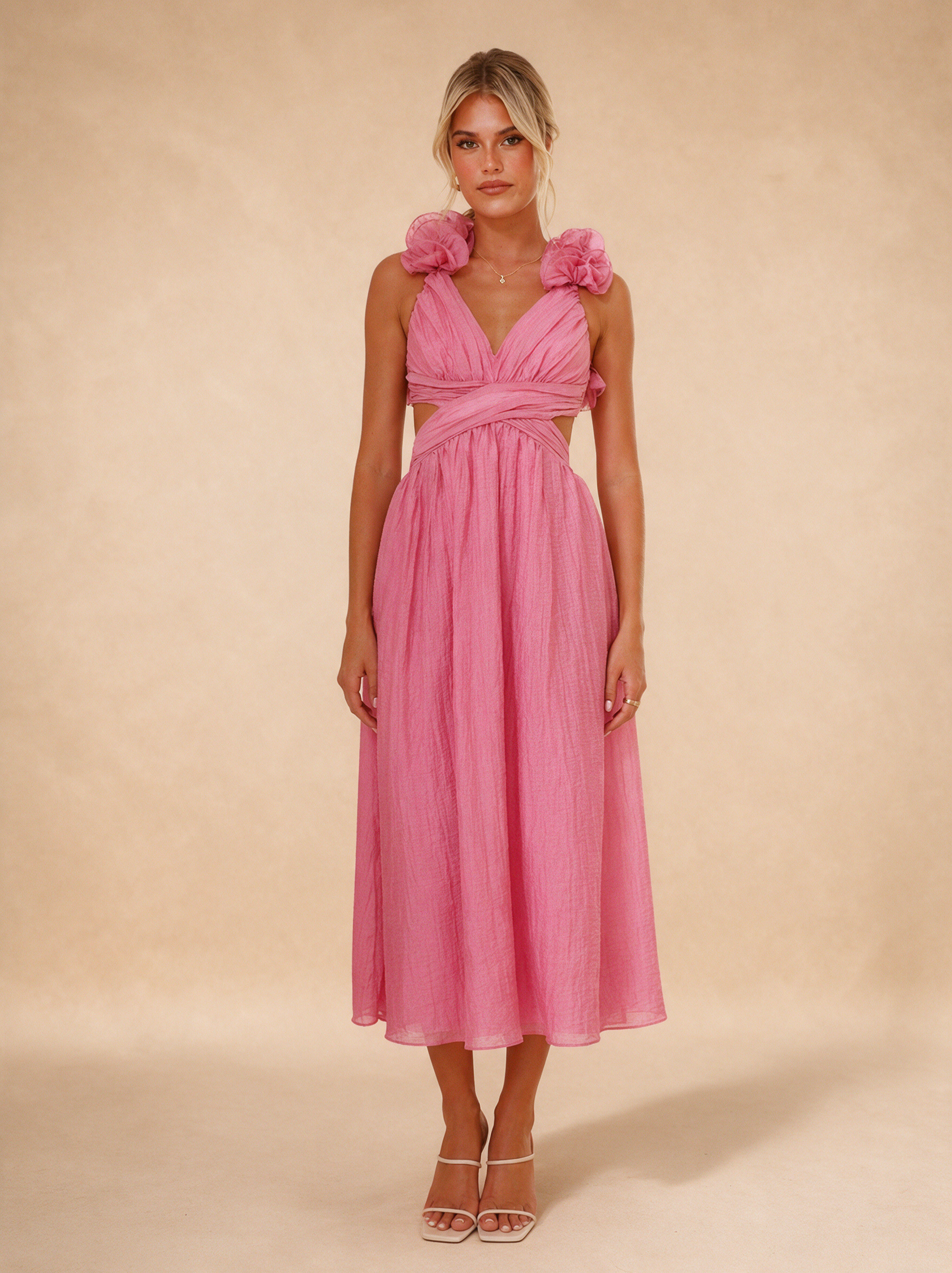 Modelo feminina a usar o vestido em fundo bege