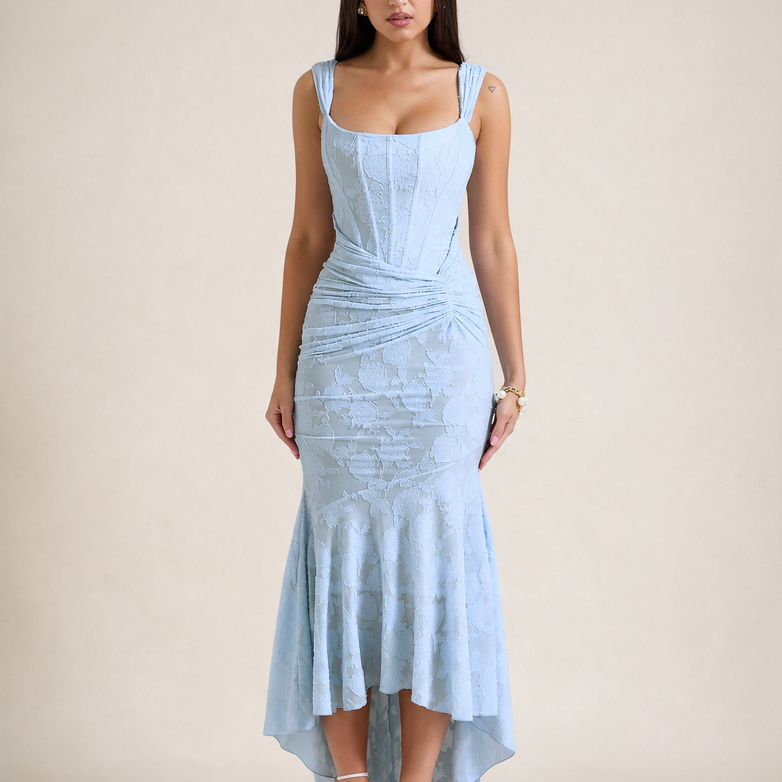 Modelo feminina a usar o vestido em fundo bege