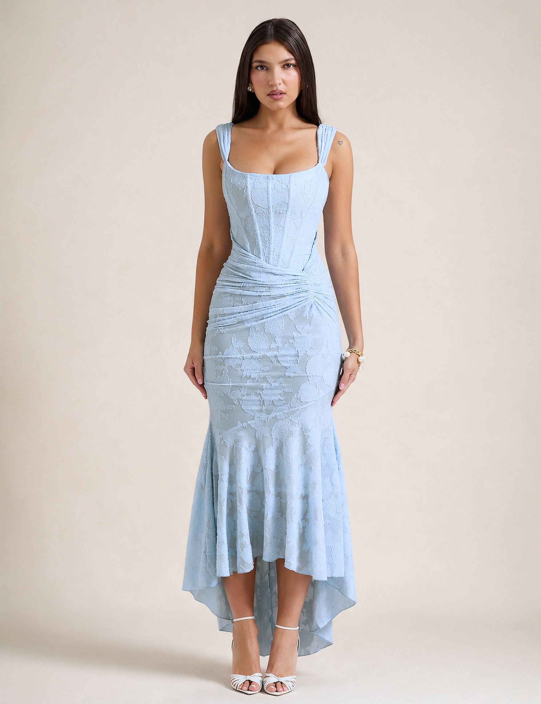 Modelo feminina a usar o vestido em fundo bege