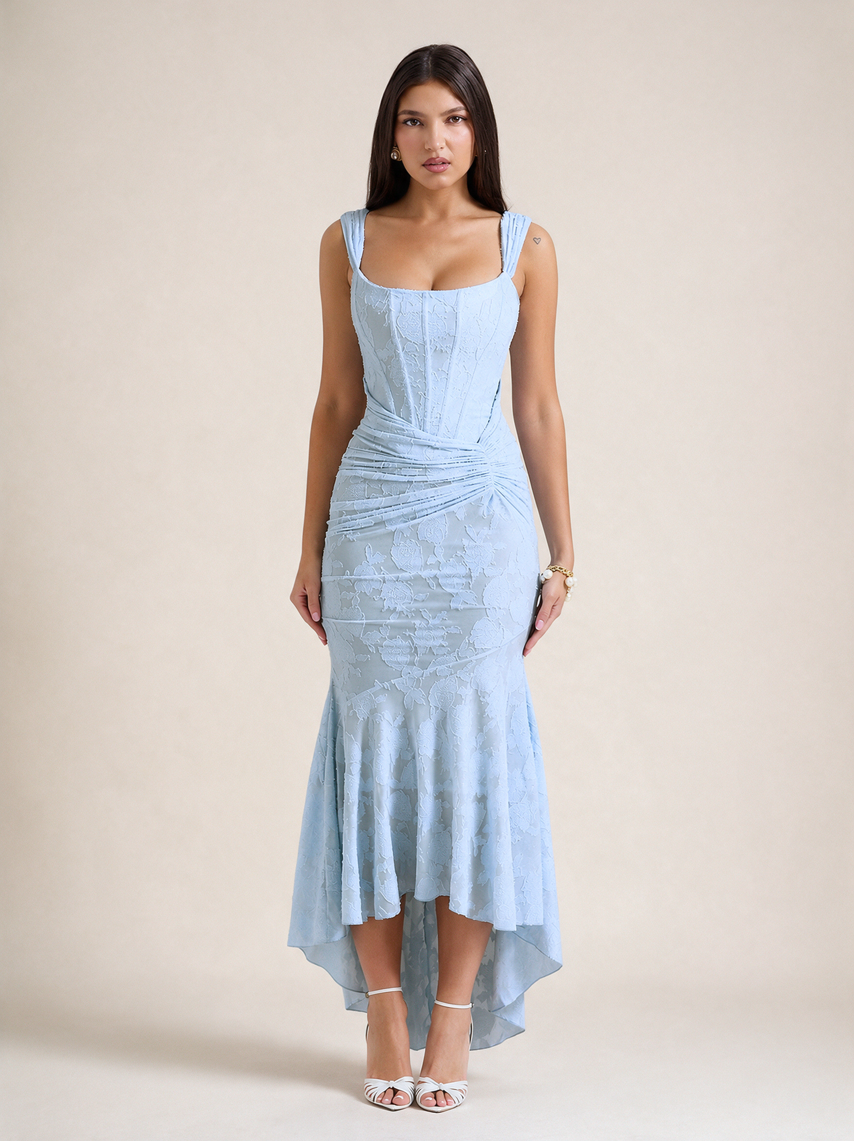 Modelo feminina a usar o vestido em fundo bege