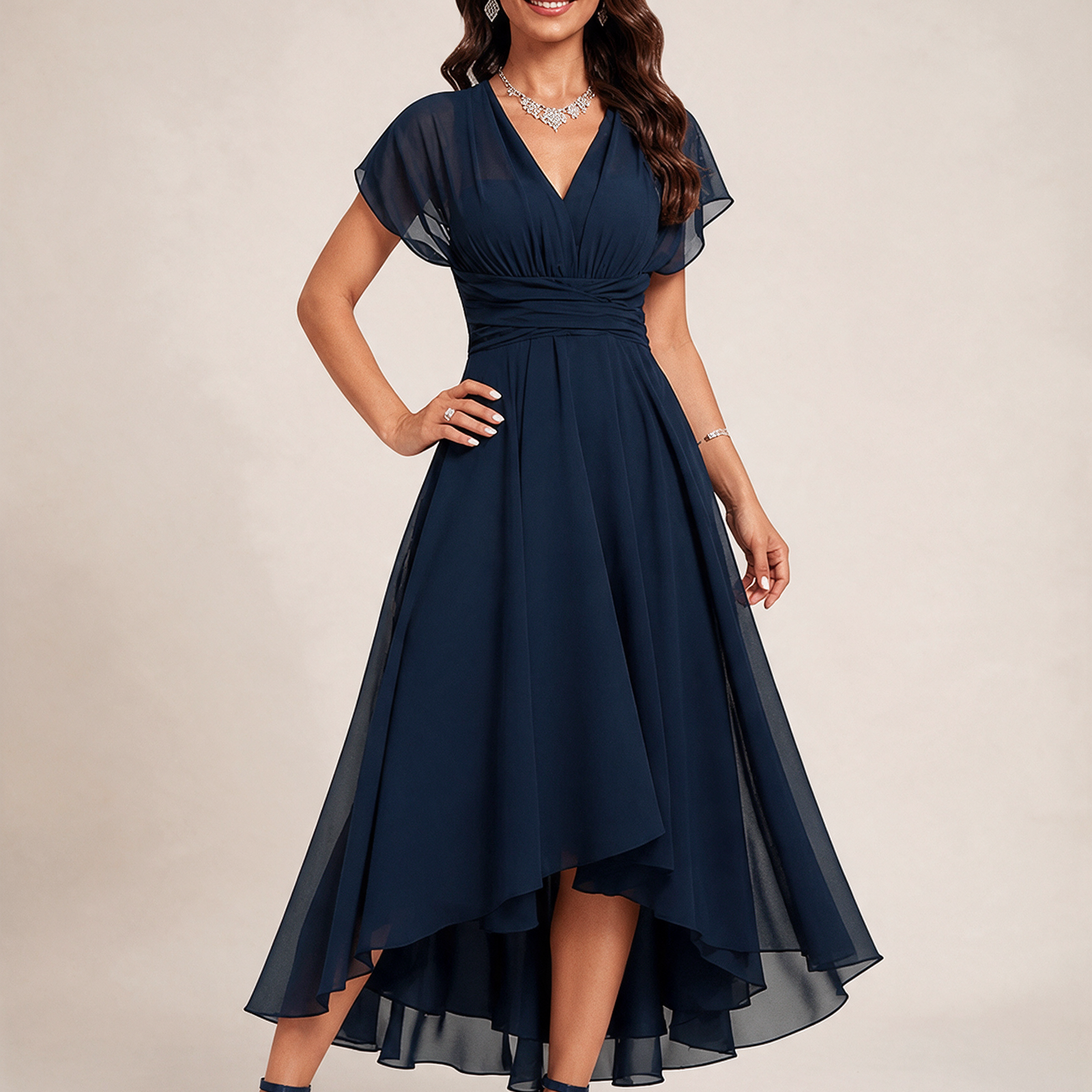Modelo feminina a usar o vestido em fundo bege