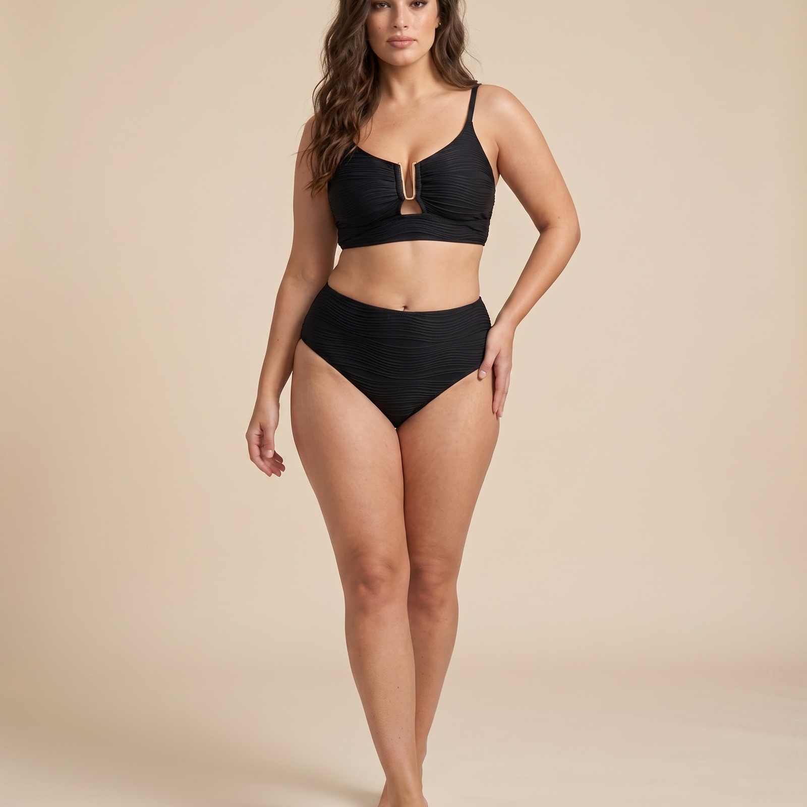 Imagem de beachwear Emma Wien em fundo bege