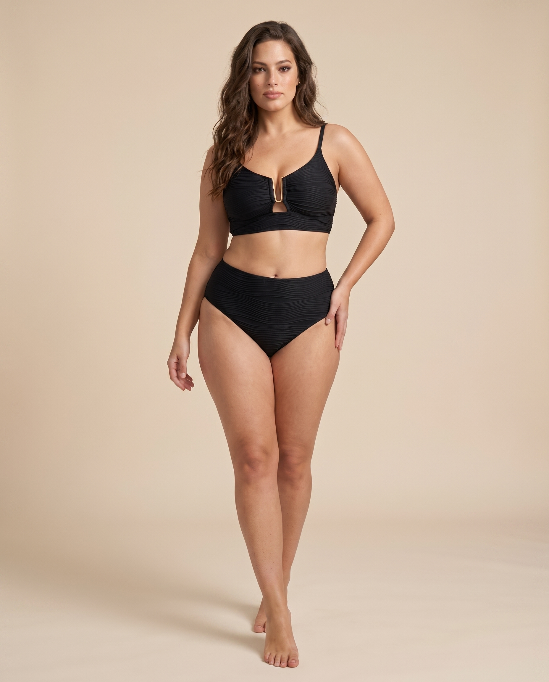 Imagem de beachwear Emma Wien em fundo bege