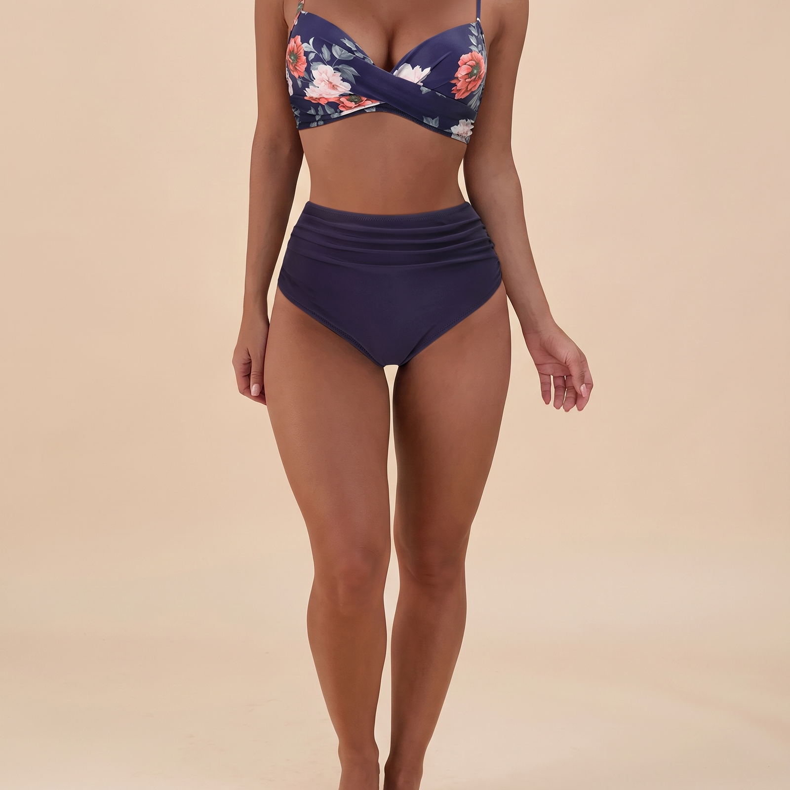 Imagem de beachwear Emma Wien em fundo bege
