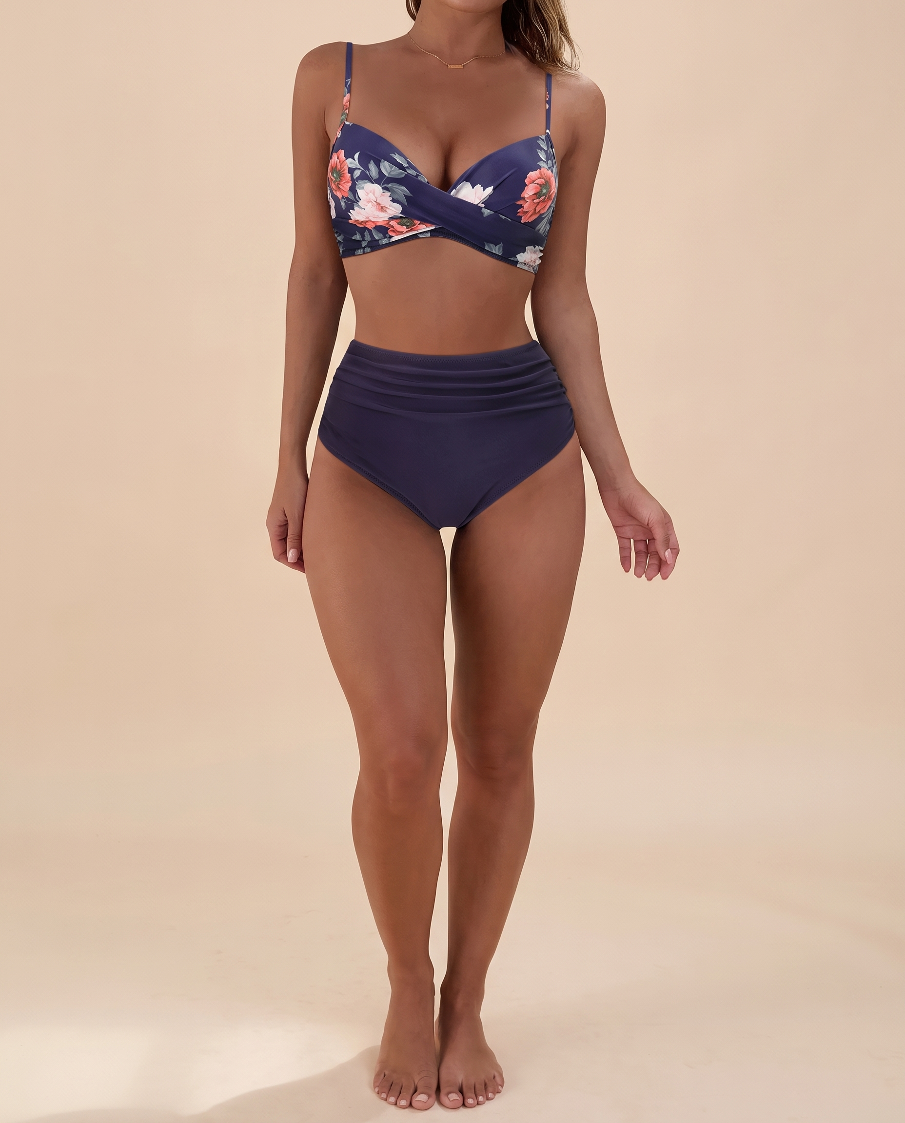 Imagem de beachwear Emma Wien em fundo bege