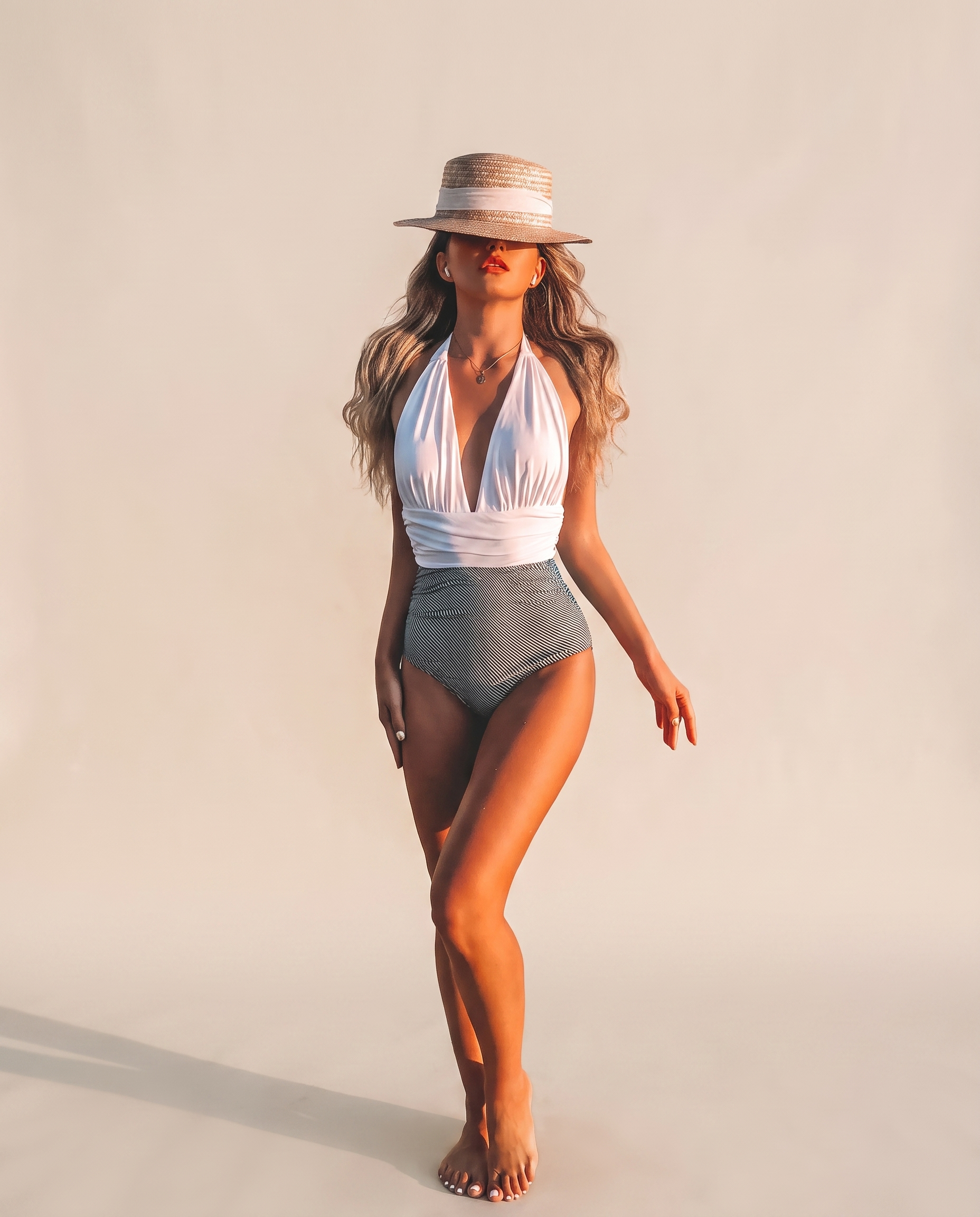 Imagem de beachwear Emma Wien em fundo bege