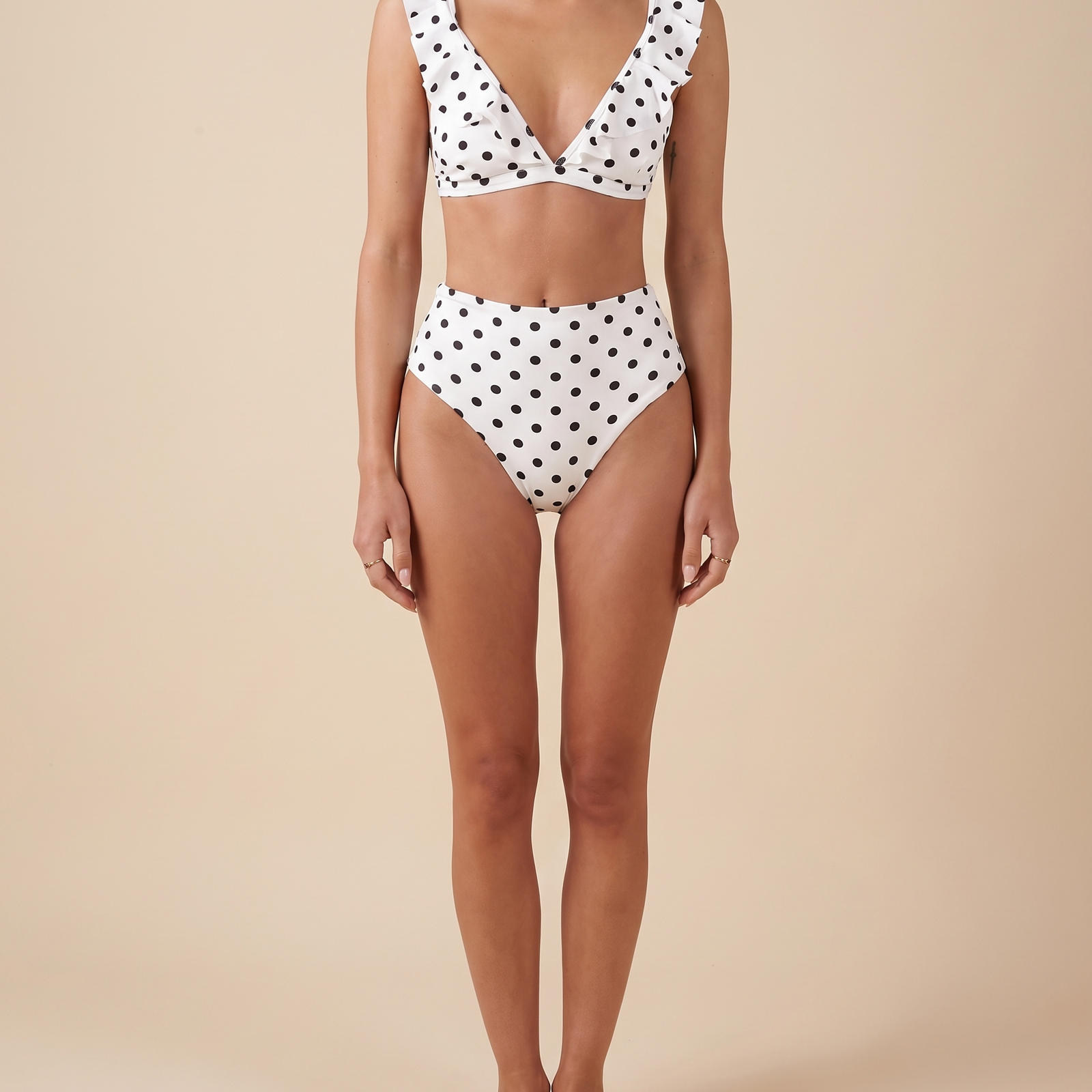 Imagem de beachwear Emma Wien em fundo bege