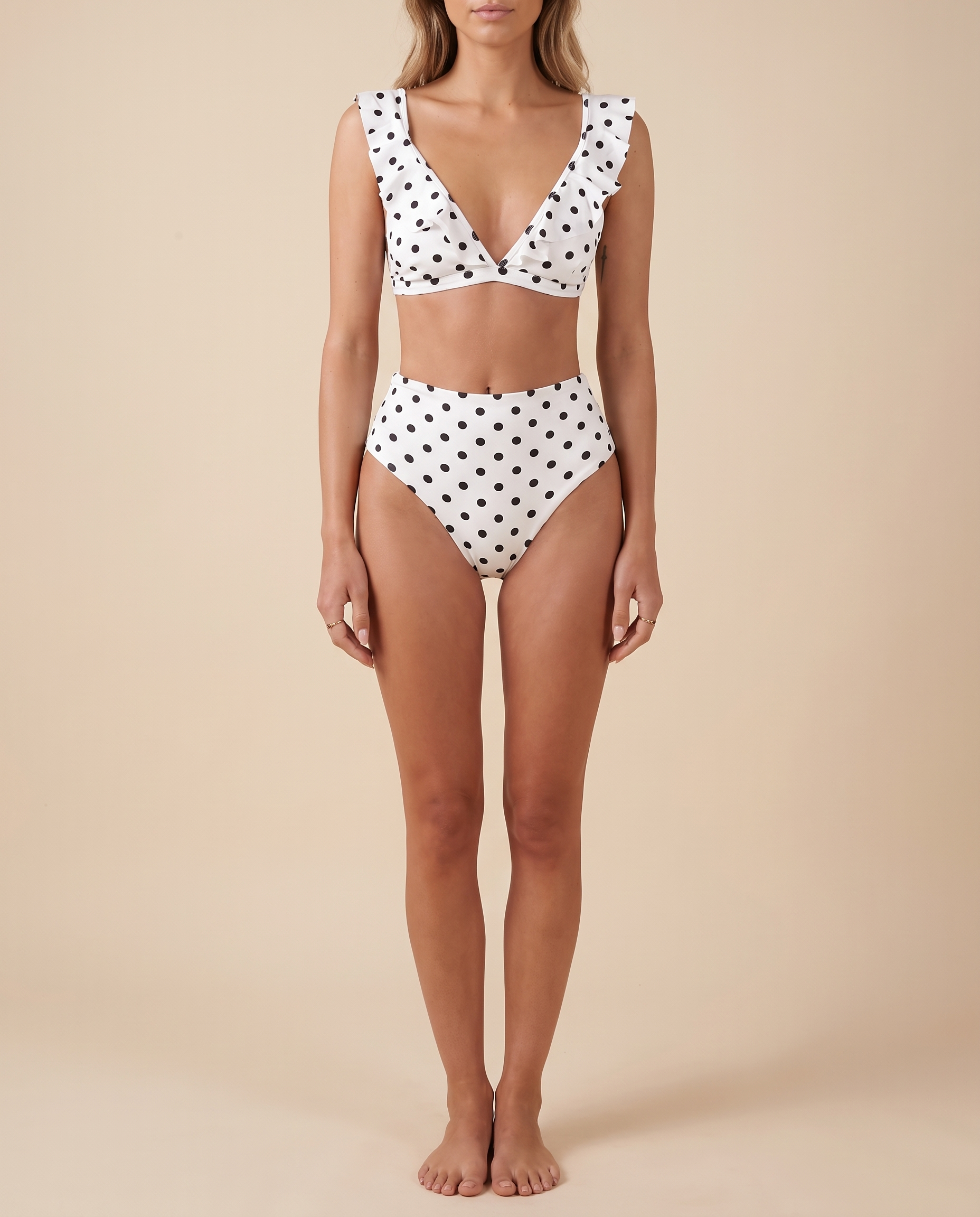 Imagem de beachwear Emma Wien em fundo bege