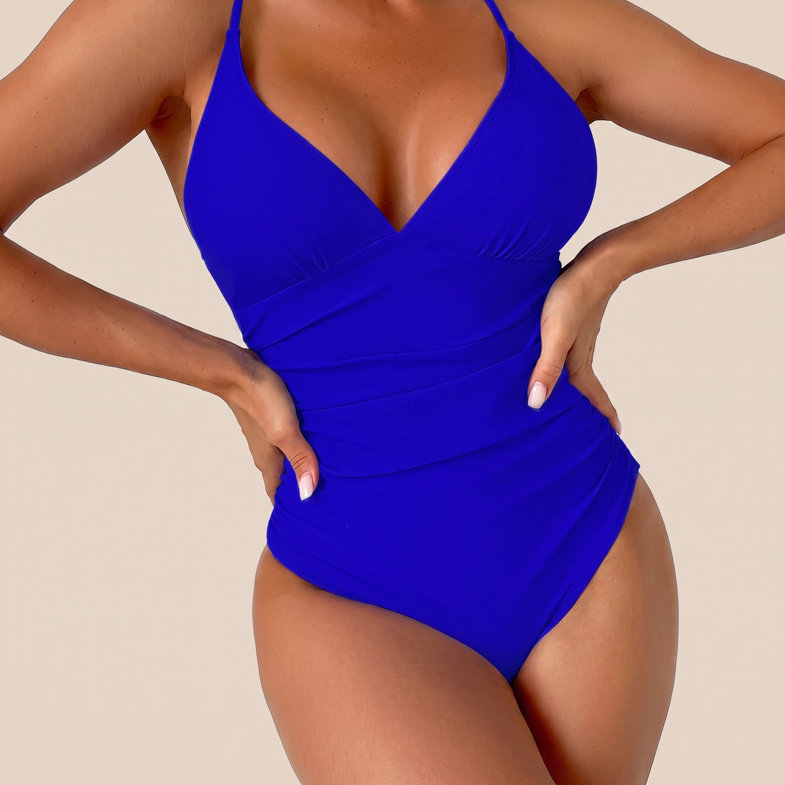 Imagem de beachwear Emma Wien em fundo bege