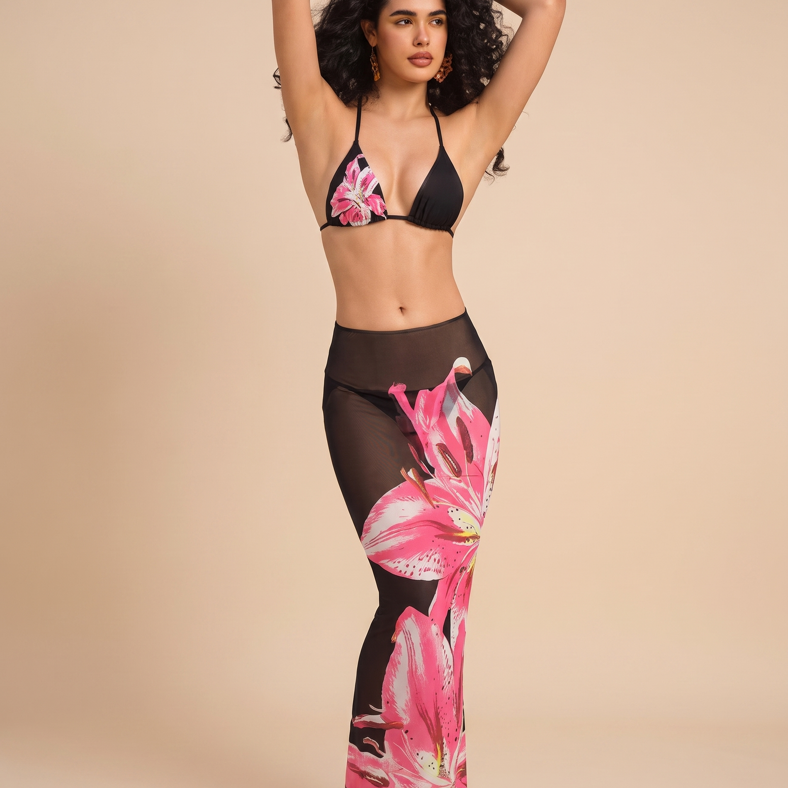 Imagem de beachwear Emma Wien em fundo bege