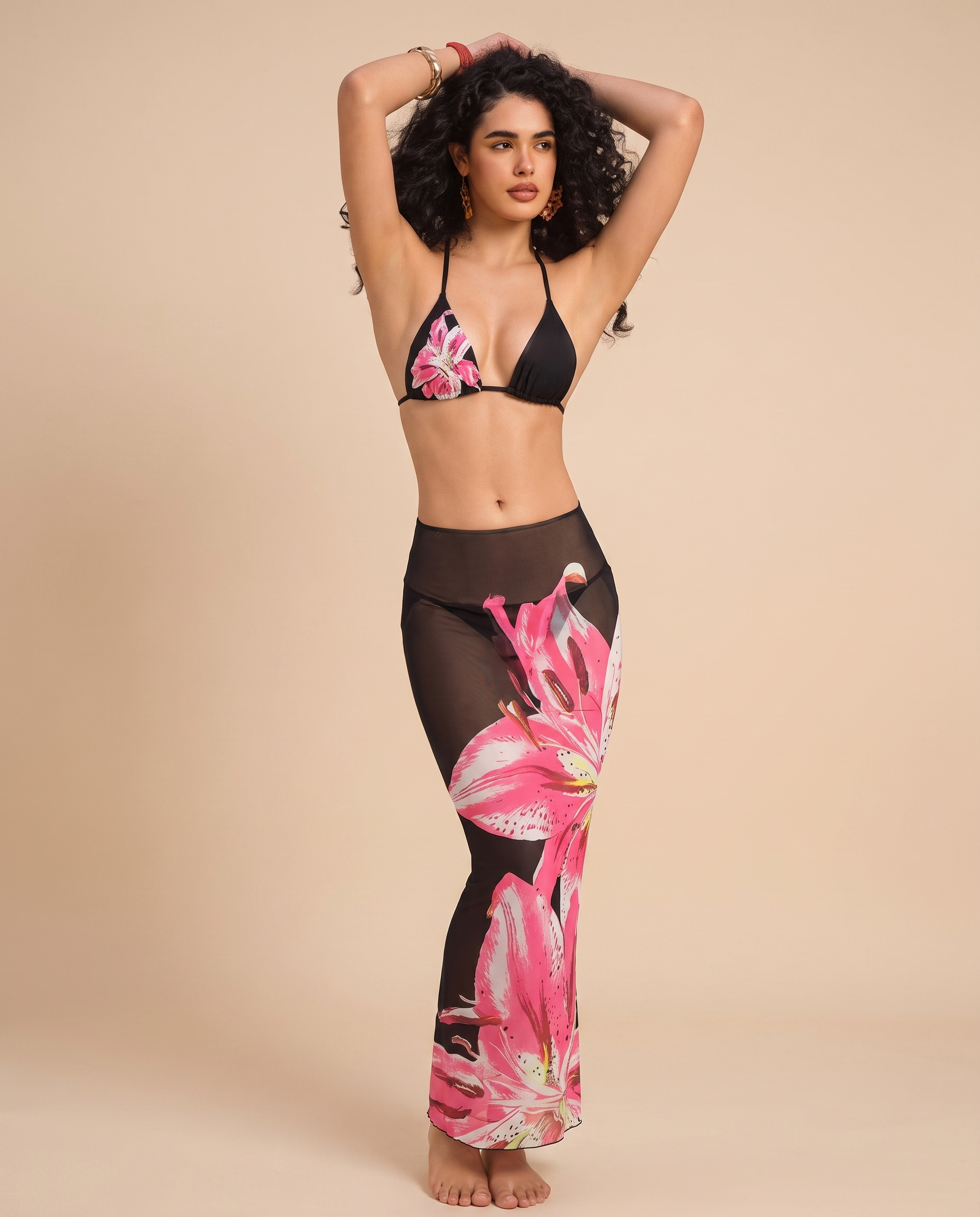Imagem de beachwear Emma Wien em fundo bege