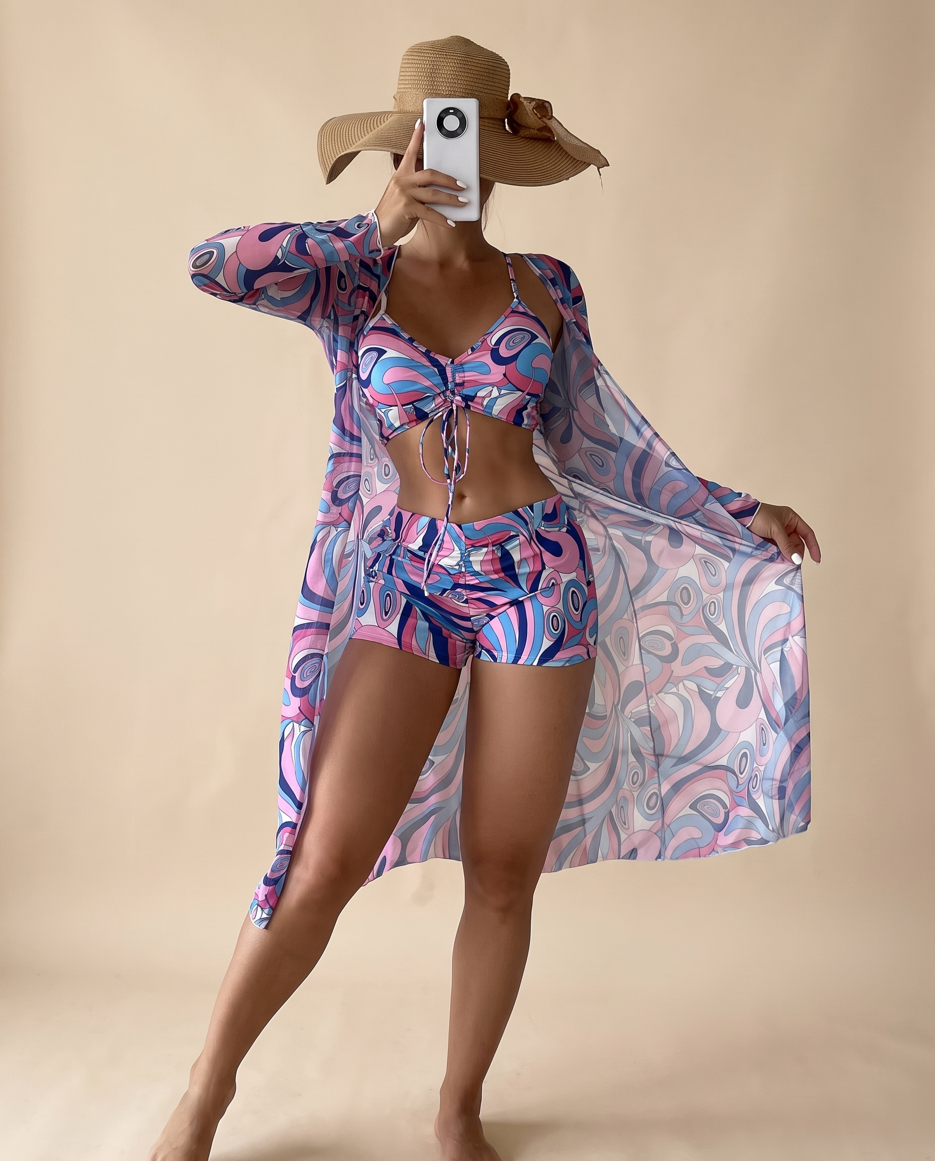 Imagem de beachwear Emma Wien em fundo bege