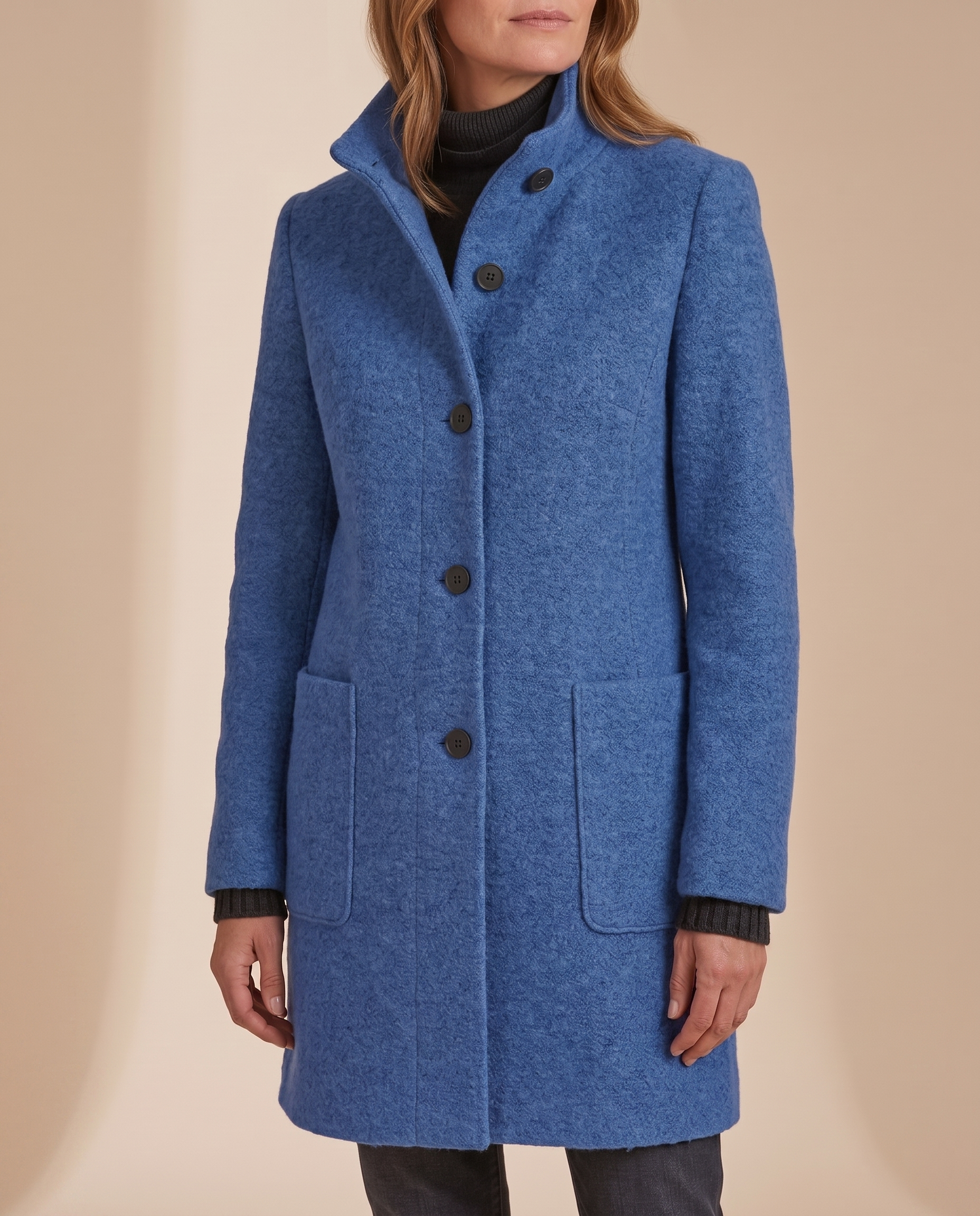 Roxana – Jacke vor hellem beigem Hintergrund