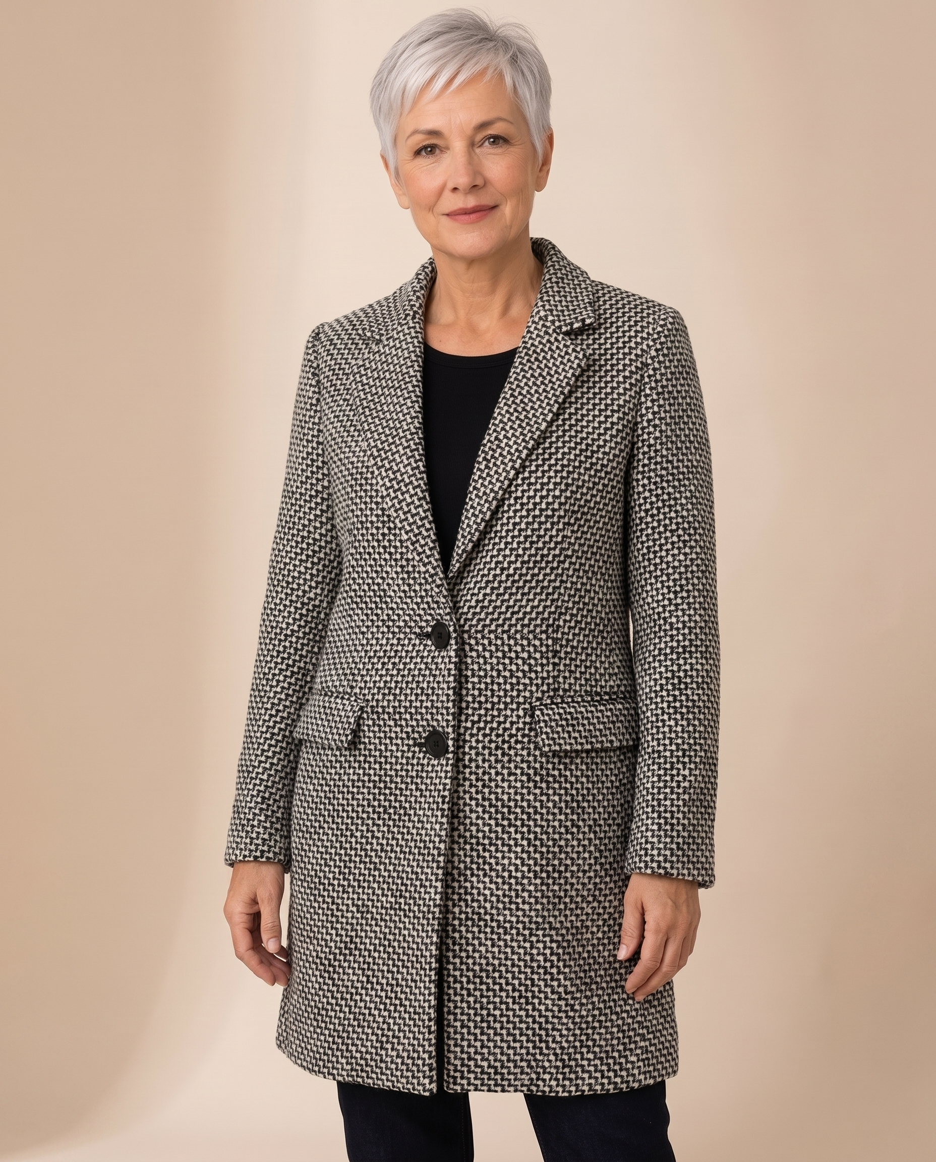 Flavia – Jacke vor hellem beigem Hintergrund