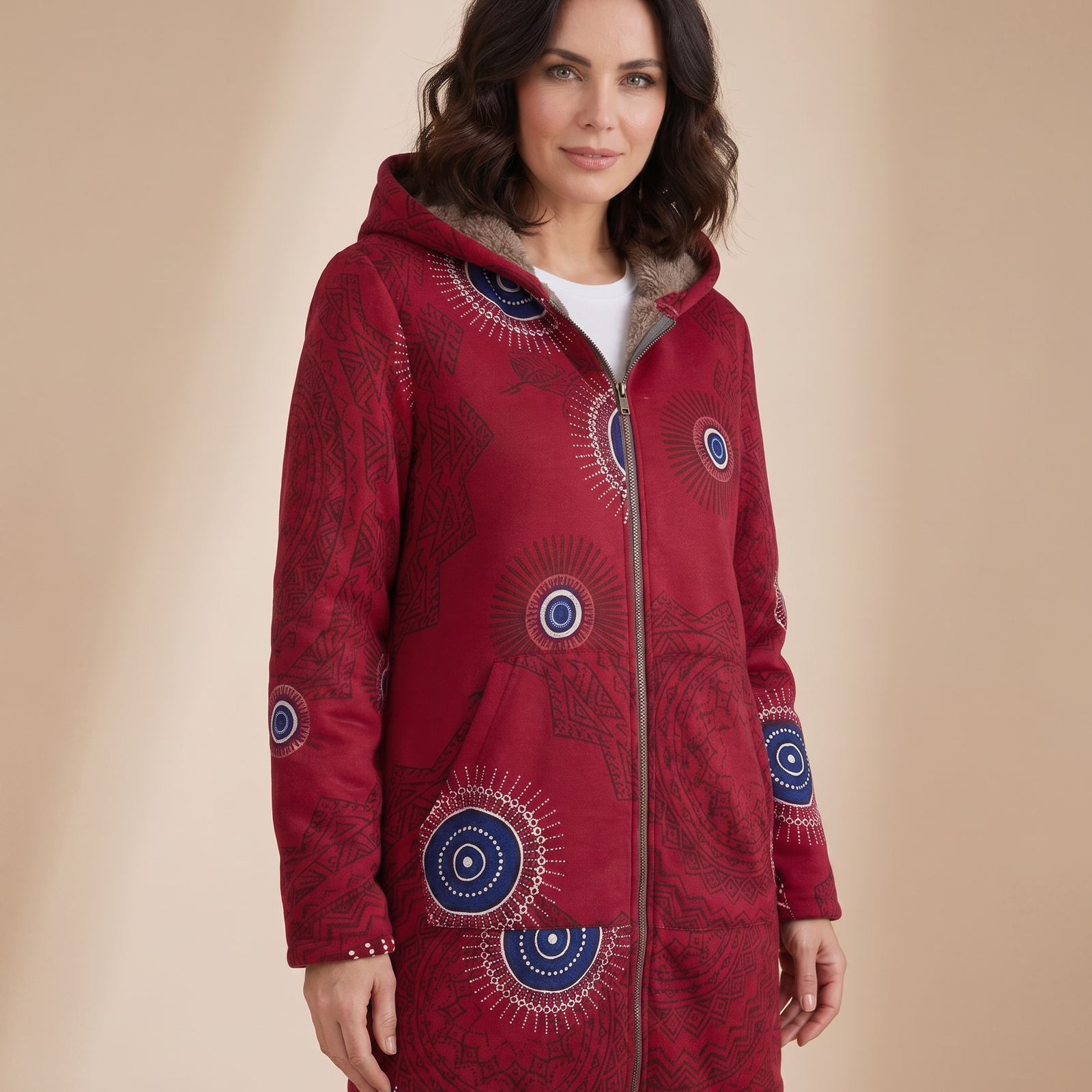 Sorina – Jacke vor hellem beigem Hintergrund