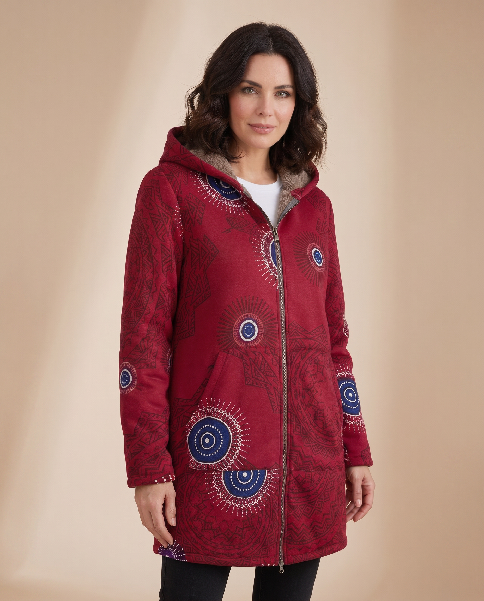Sorina – Jacke vor hellem beigem Hintergrund