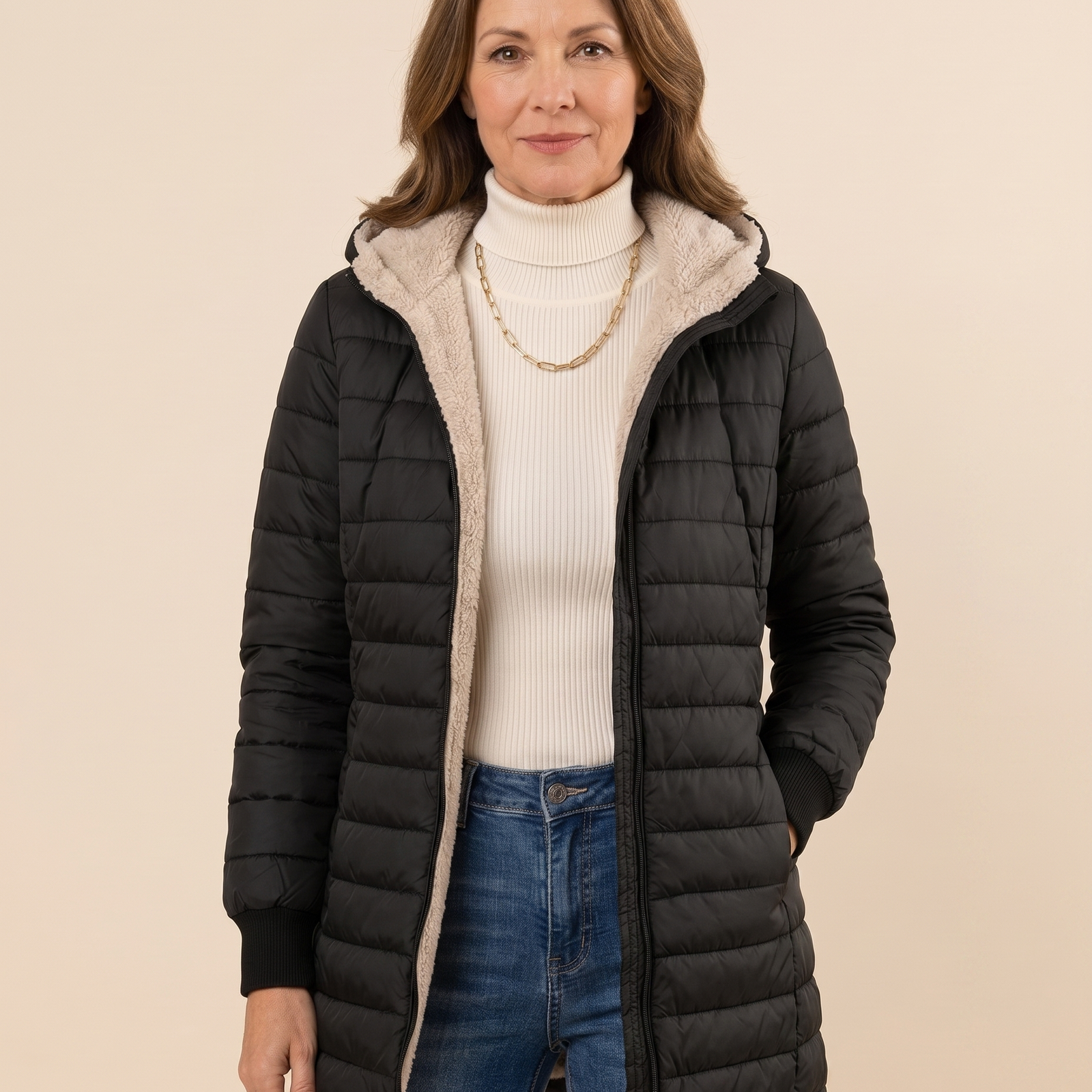 Antonia – Jacke vor hellem beigem Hintergrund