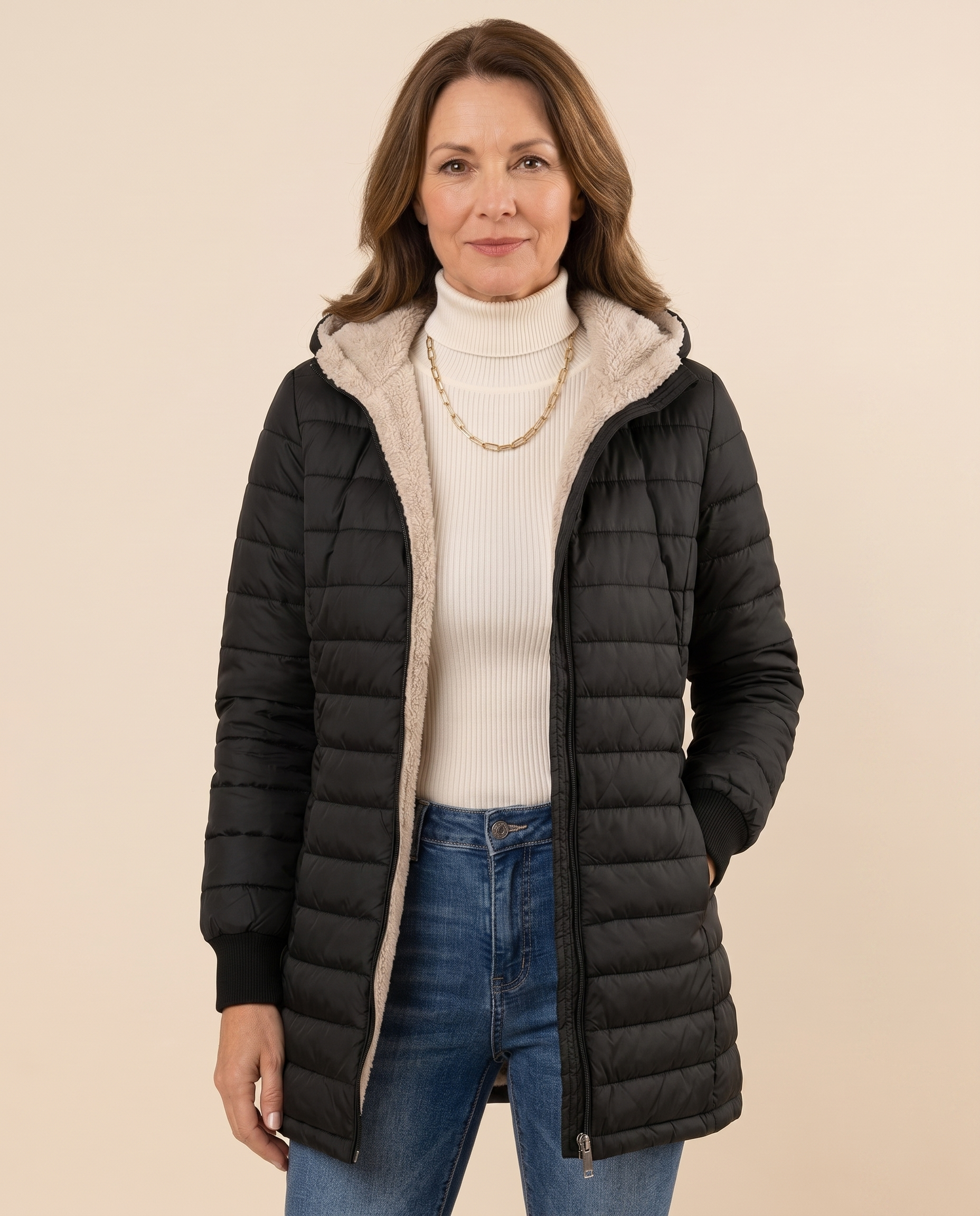 Antonia – Jacke vor hellem beigem Hintergrund