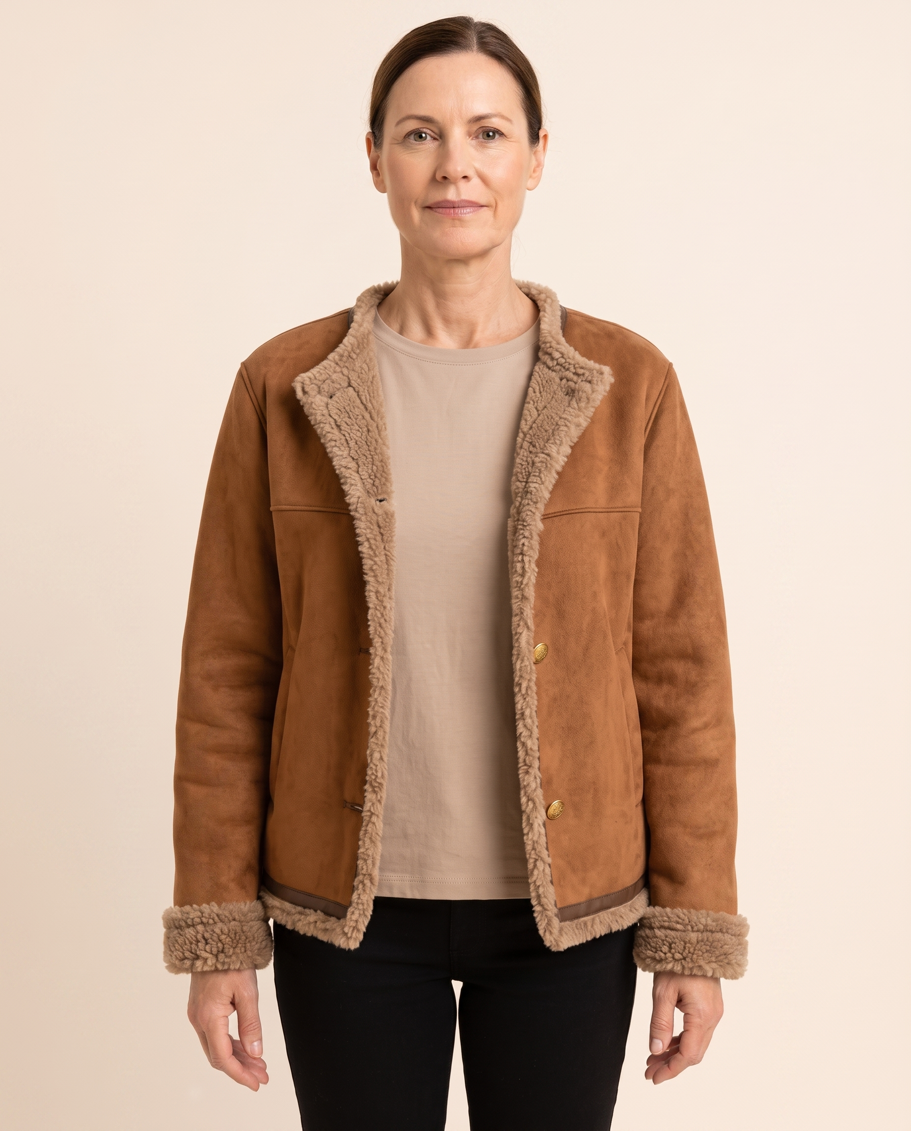Dorina – Jacke vor hellem beigem Hintergrund