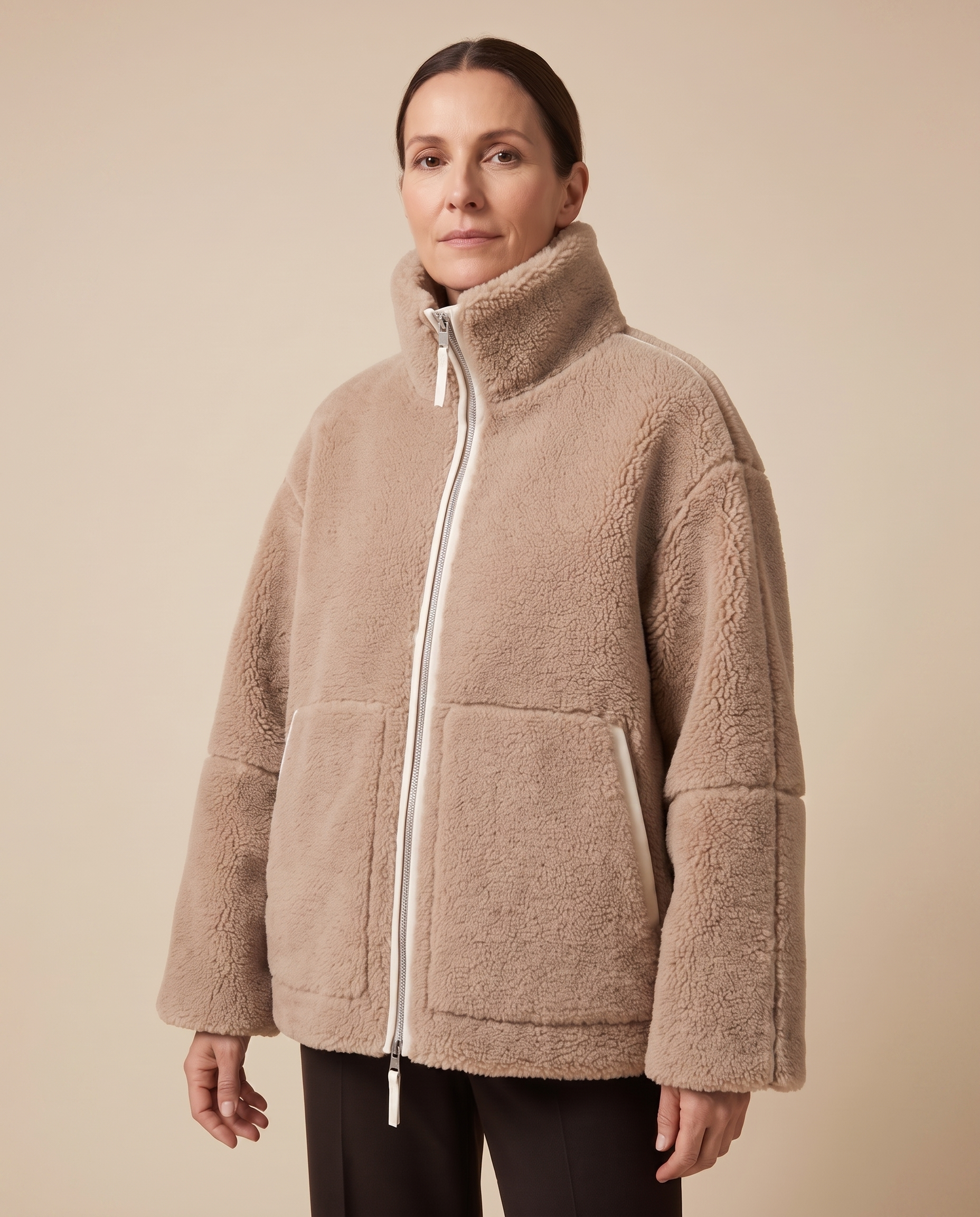Carmen – Jacke vor hellem beigem Hintergrund