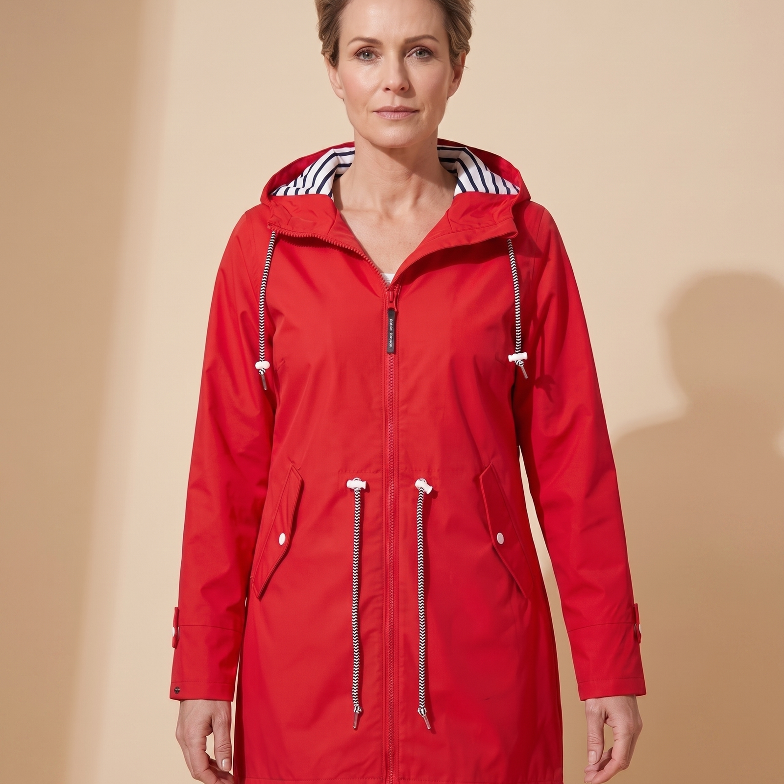 Renata – Jacke vor hellem beigem Hintergrund