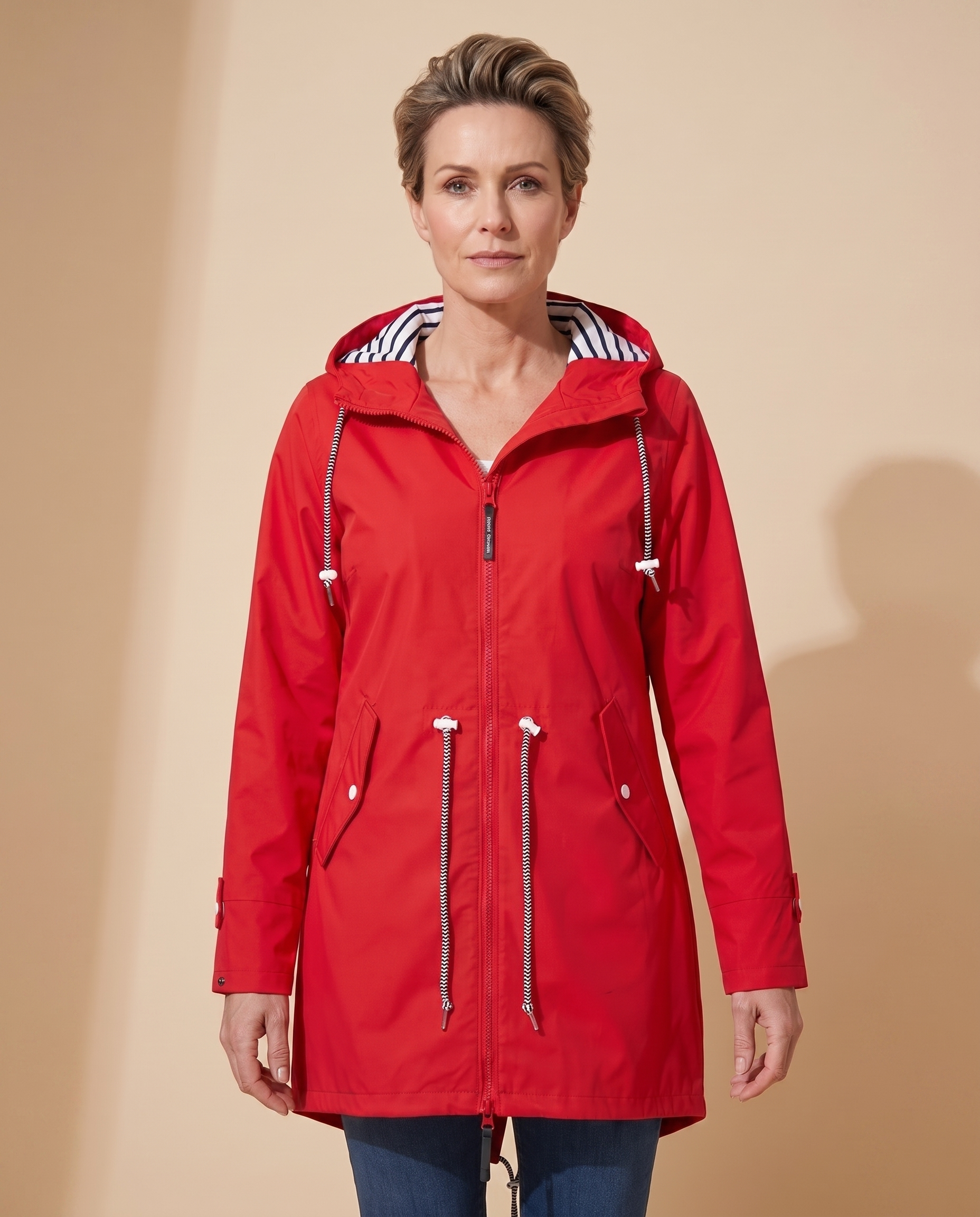 Renata – Jacke vor hellem beigem Hintergrund