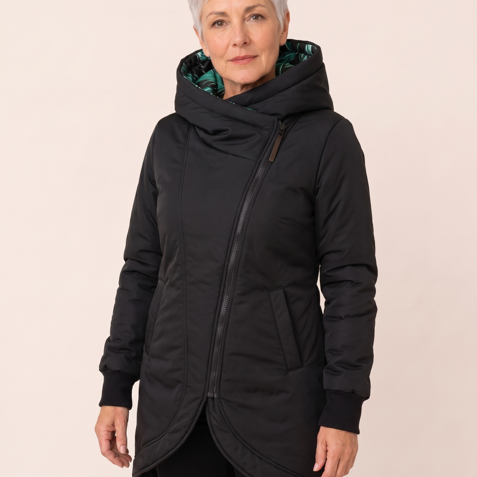Malvina – Jacke vor hellem beigem Hintergrund