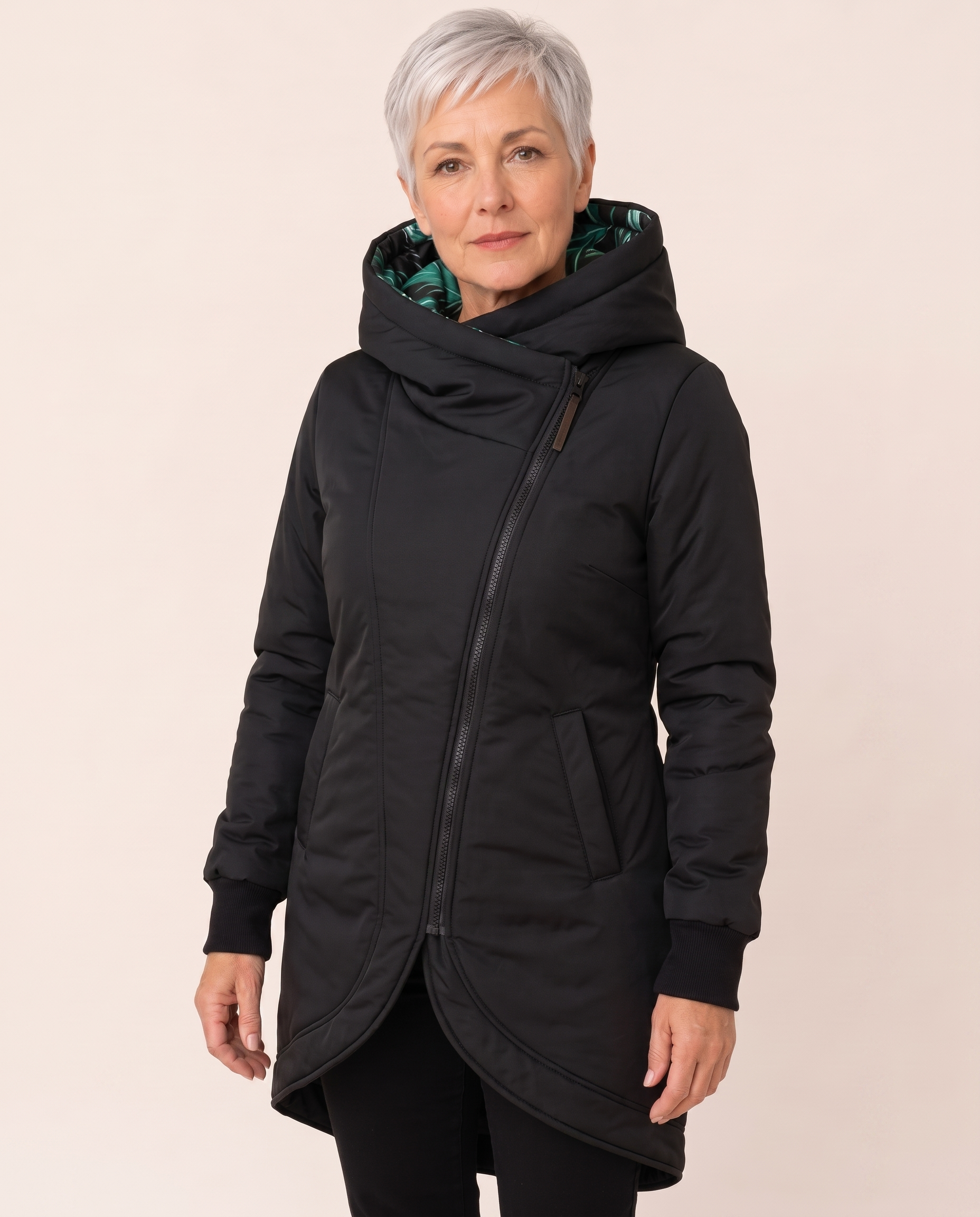Malvina – Jacke vor hellem beigem Hintergrund