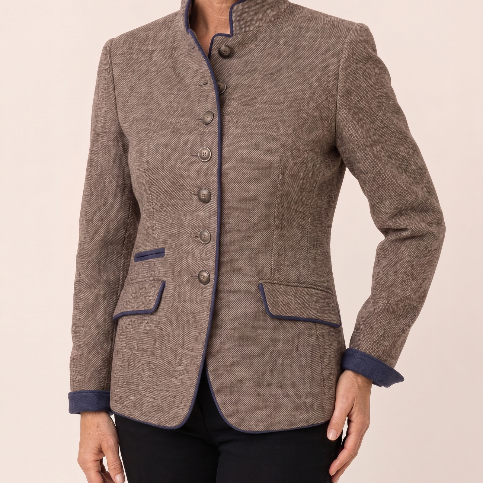 Carmen – Jacke vor hellem beigem Hintergrund