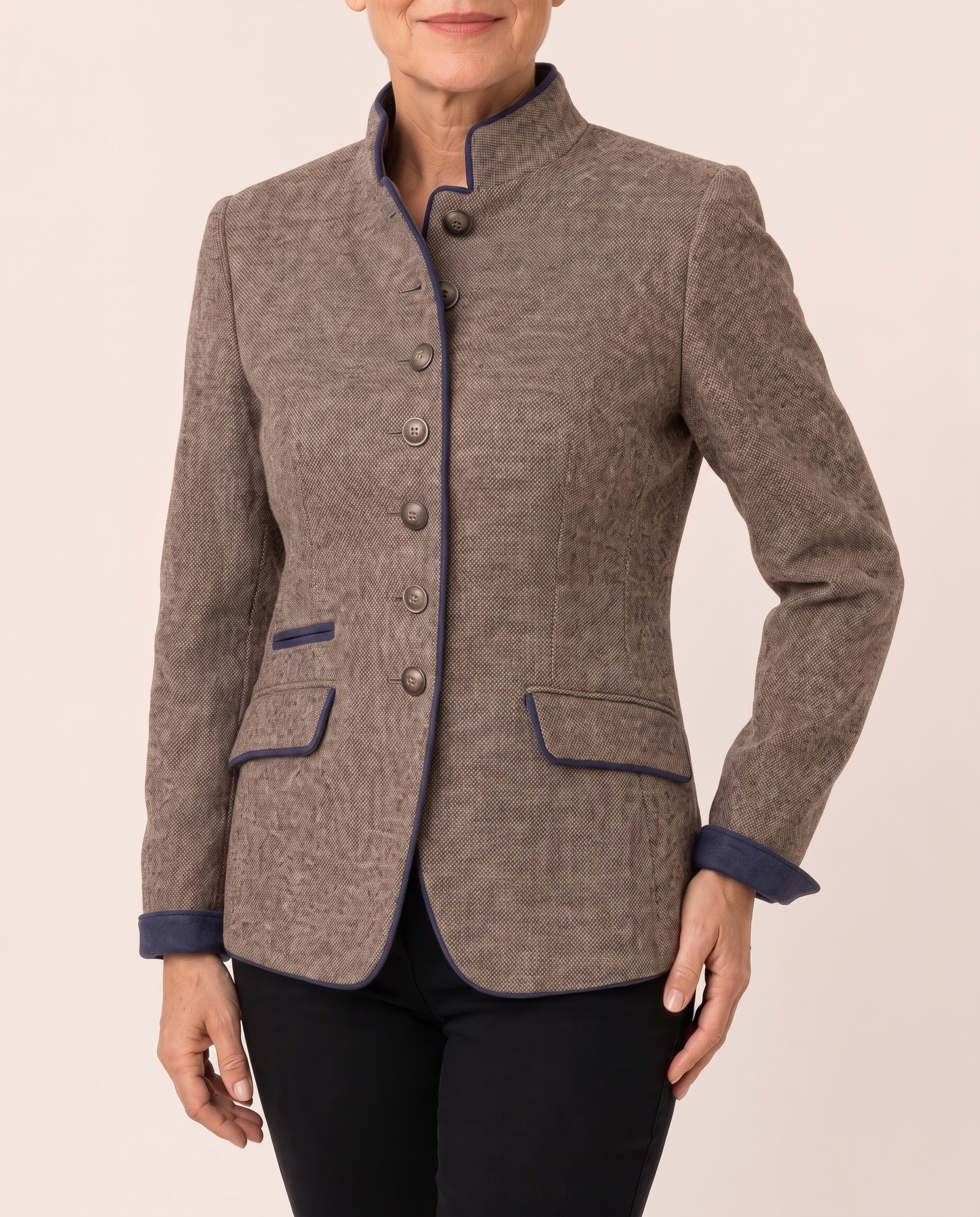 Carmen – Jacke vor hellem beigem Hintergrund
