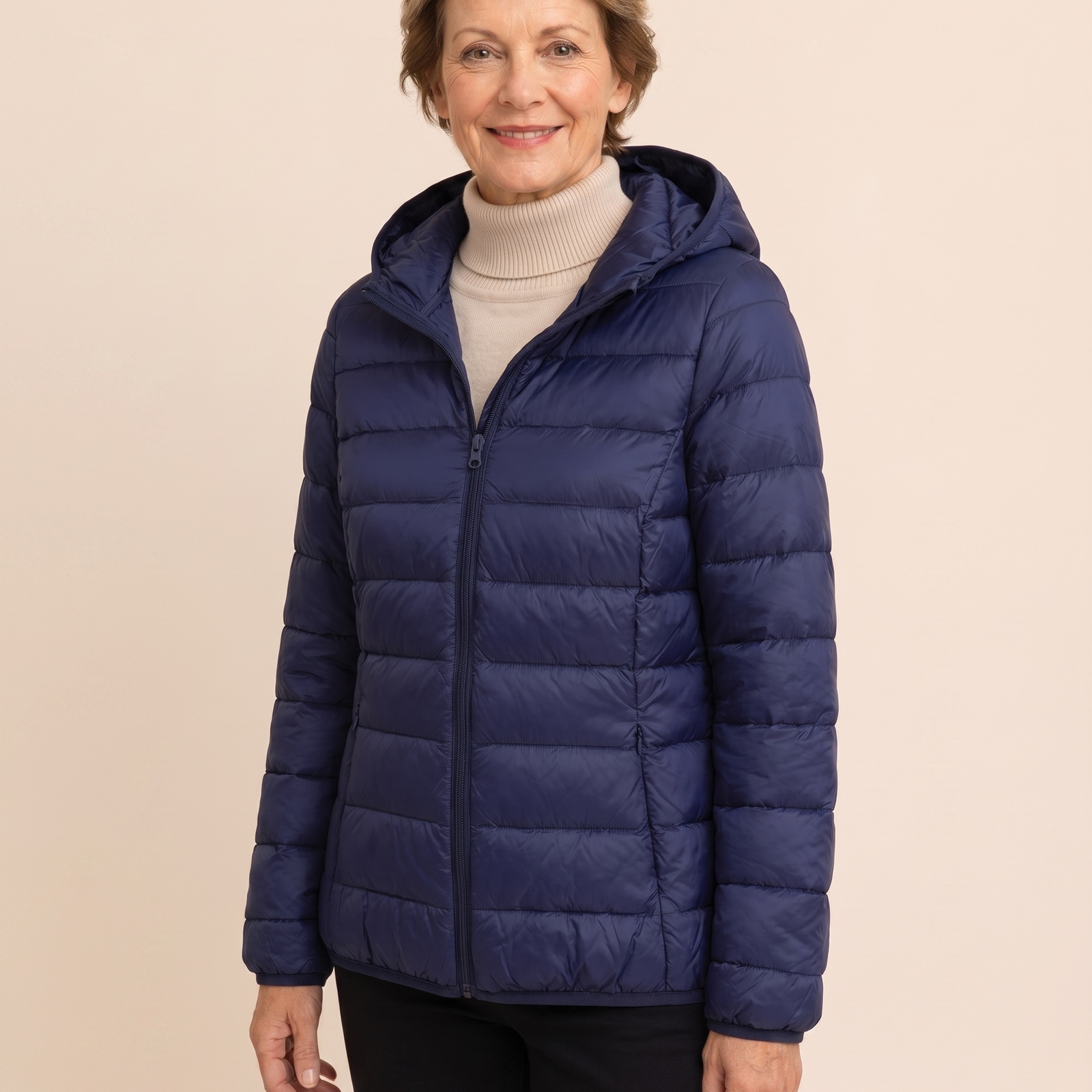 Oana – Jacke vor hellem beigem Hintergrund