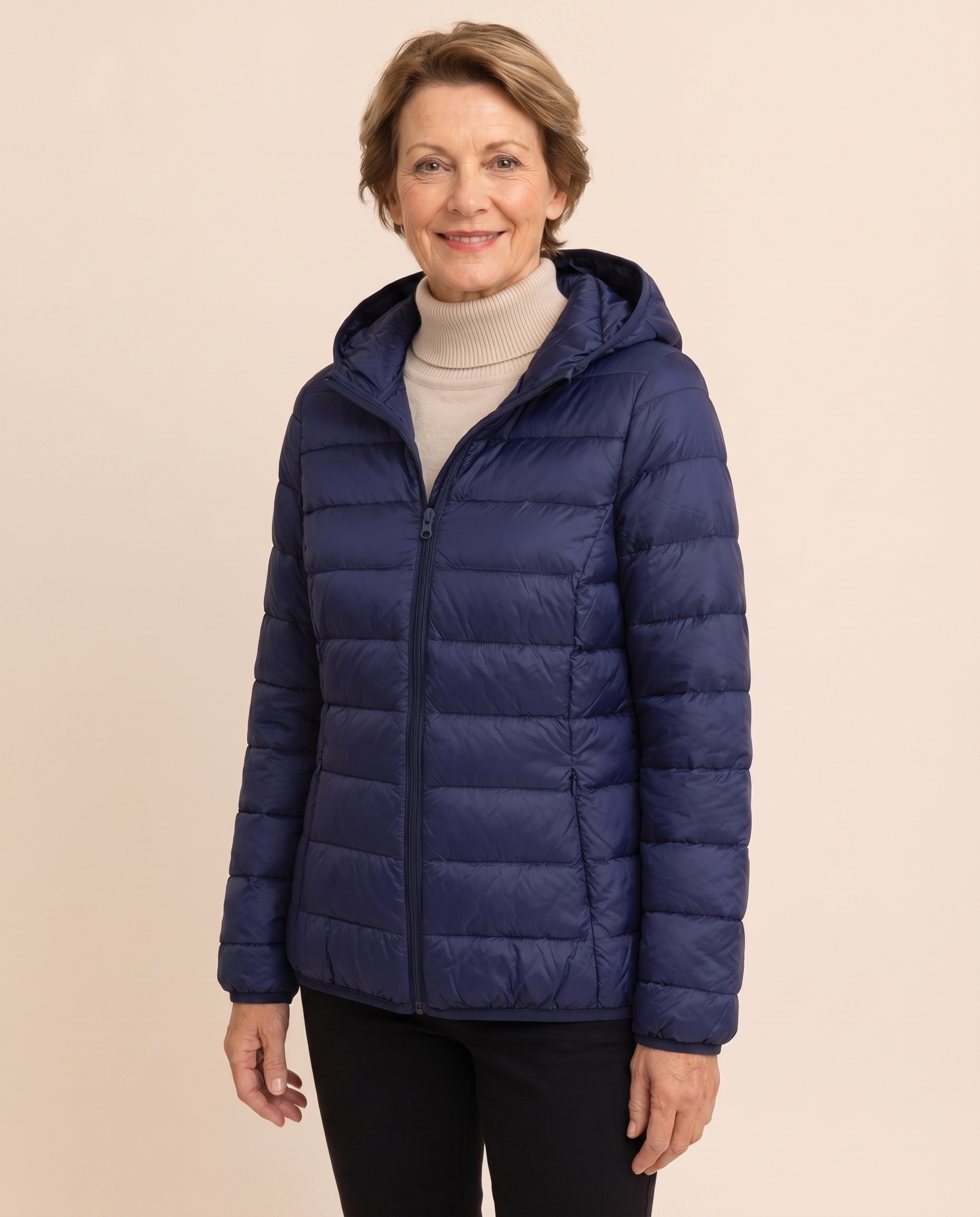 Oana – Jacke vor hellem beigem Hintergrund