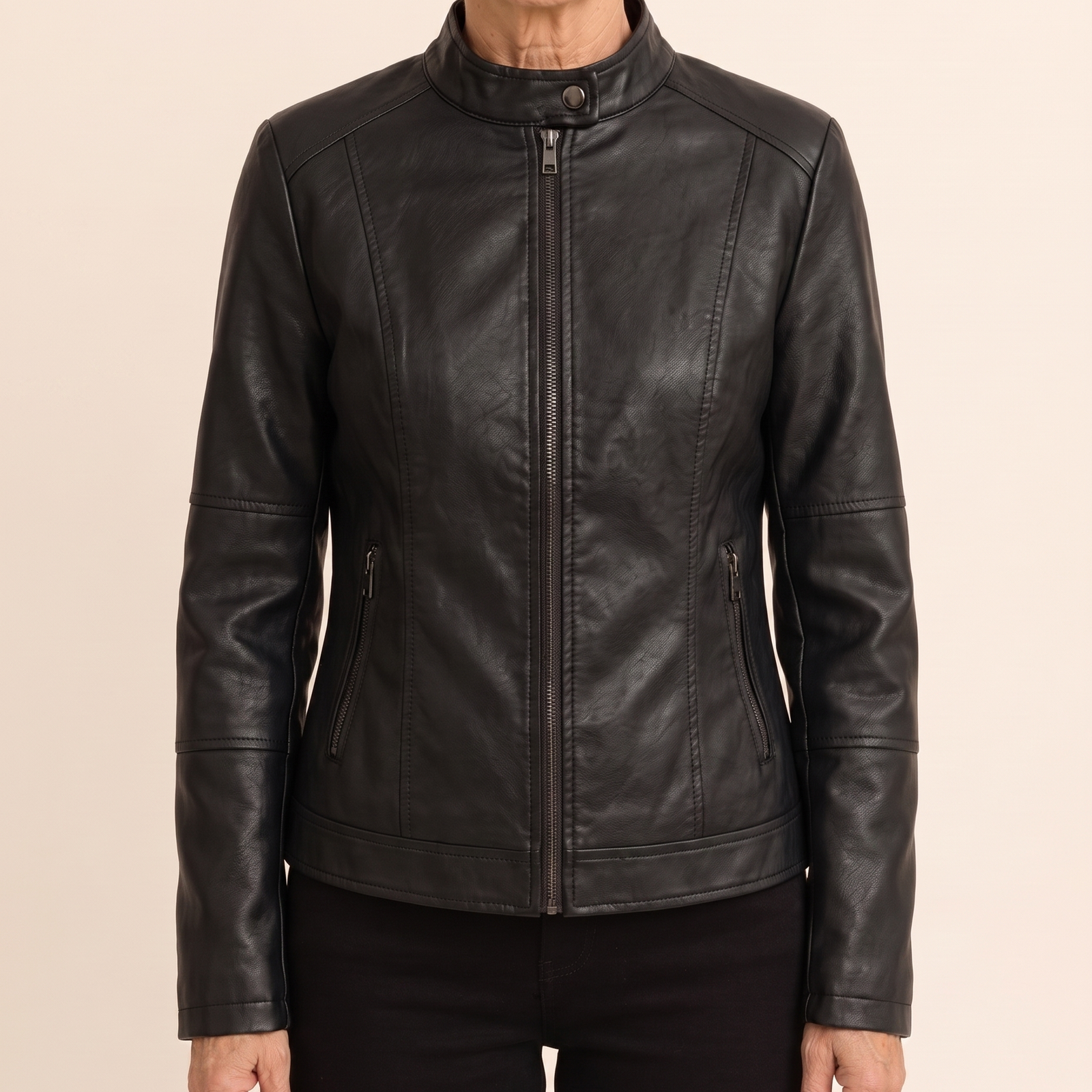 Manuela – Jacke vor hellem beigem Hintergrund